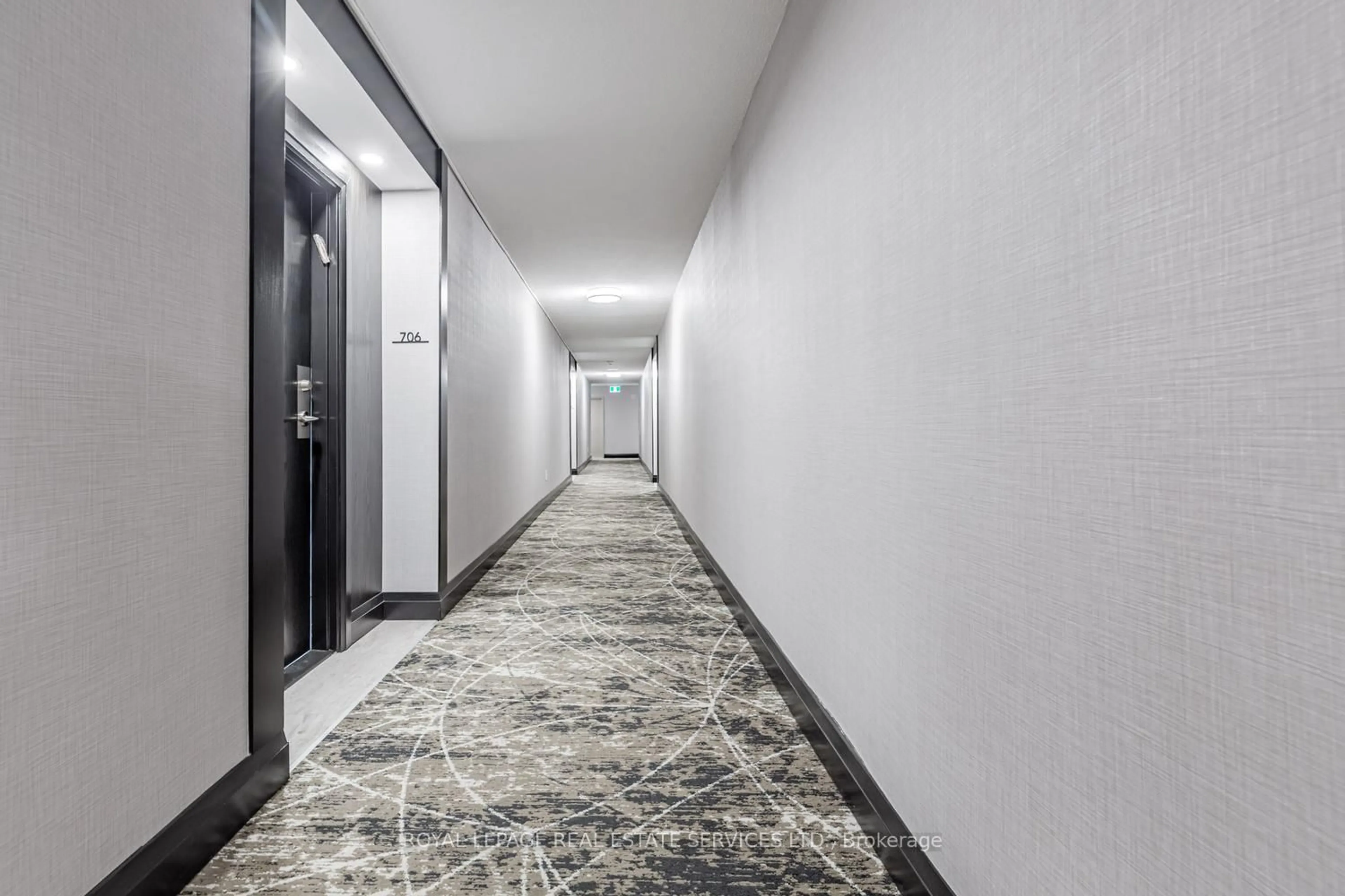 Indoor foyer for 3000 Bathurst St #706, Toronto Ontario M6B 3B4