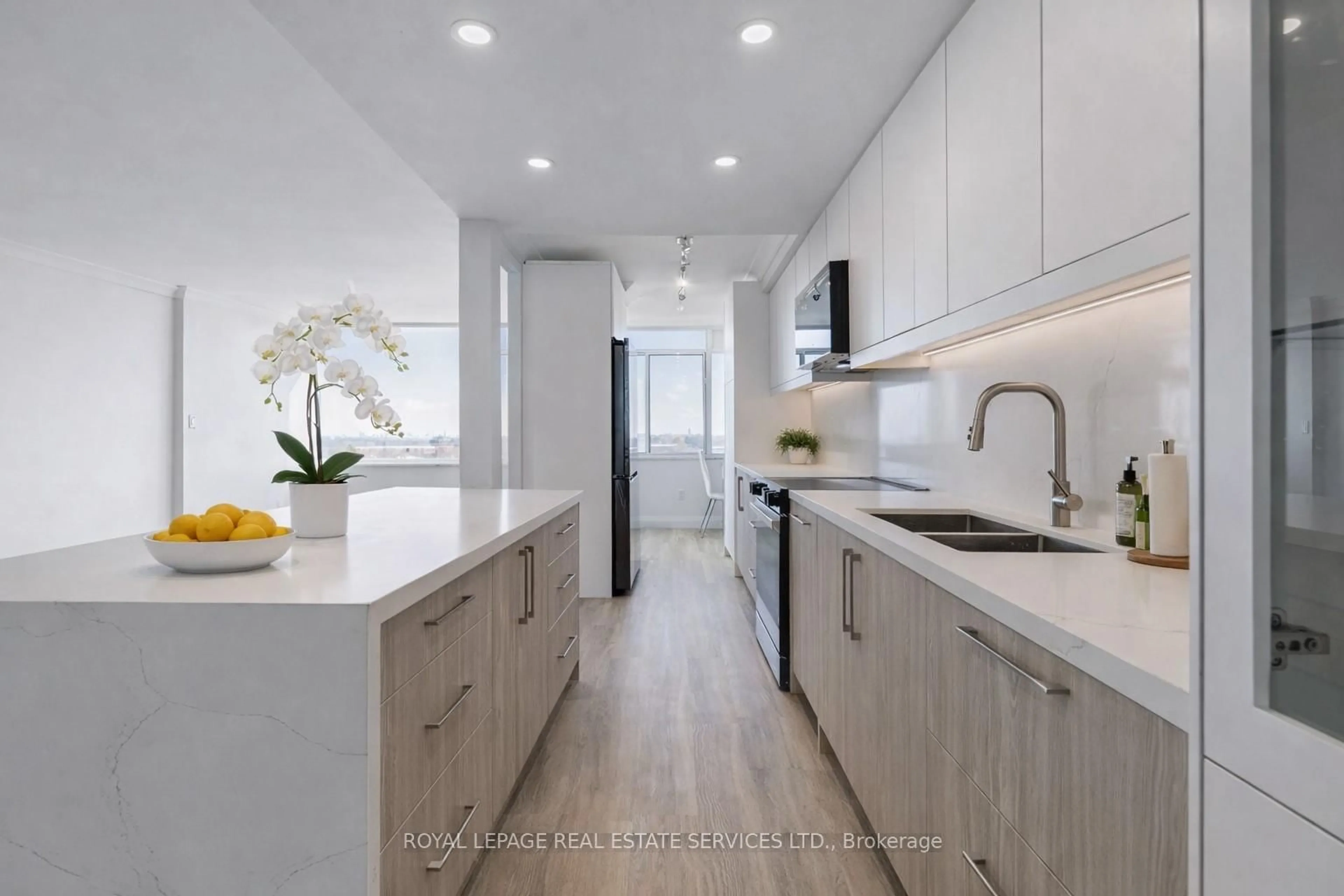 Contemporary kitchen, unknown for 3000 Bathurst St #706, Toronto Ontario M6B 3B4