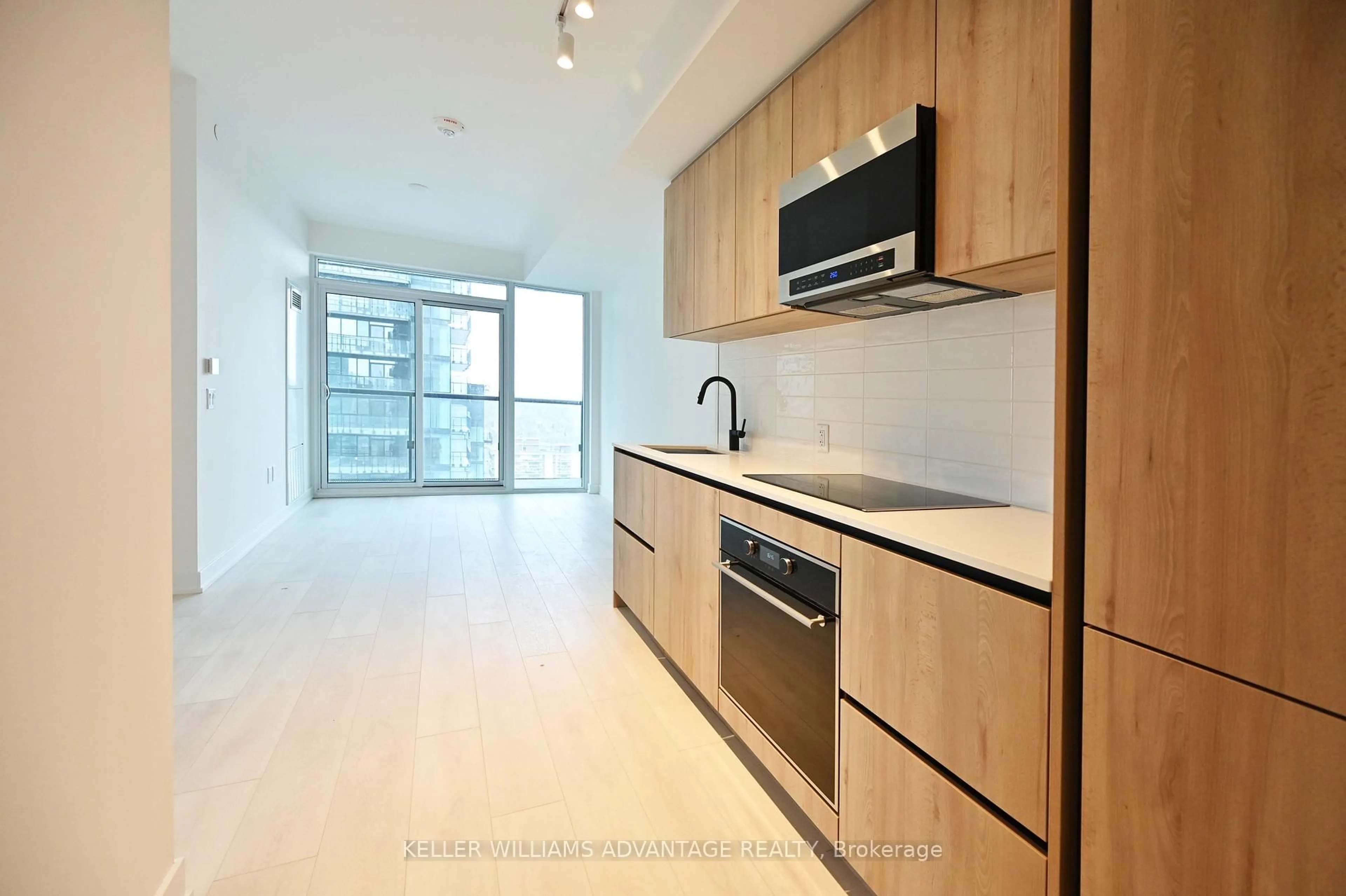 Standard kitchen, unknown for 117 Broadway Ave #3004, Toronto Ontario M4P 1V3