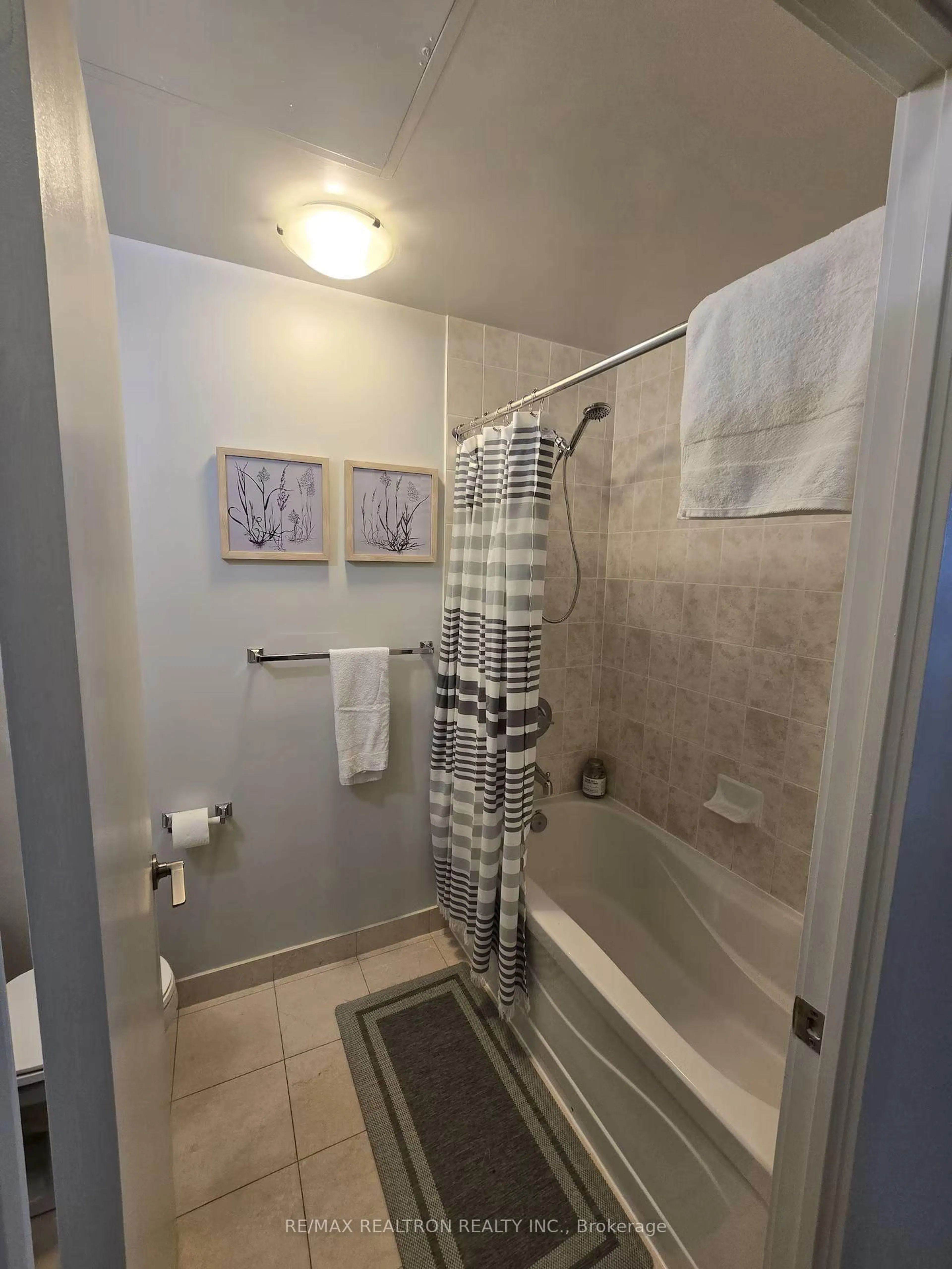 Standard bathroom, ceramic/tile floor for 65 Bremner Blvd #3903, Toronto Ontario M5V 3L9