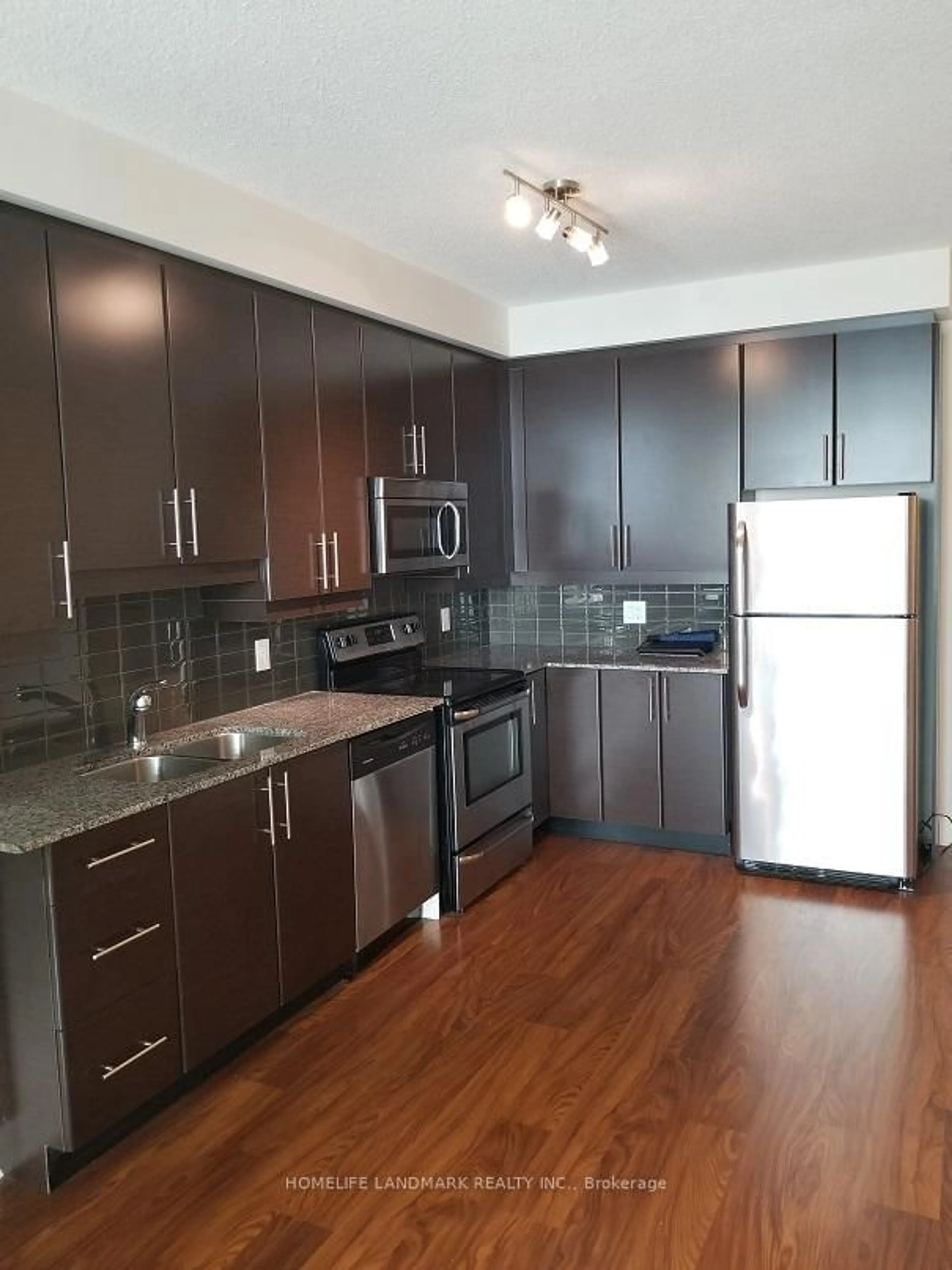 Standard kitchen, wood/laminate floor for 33 Bay St #3813, Toronto Ontario M5J 2Z3