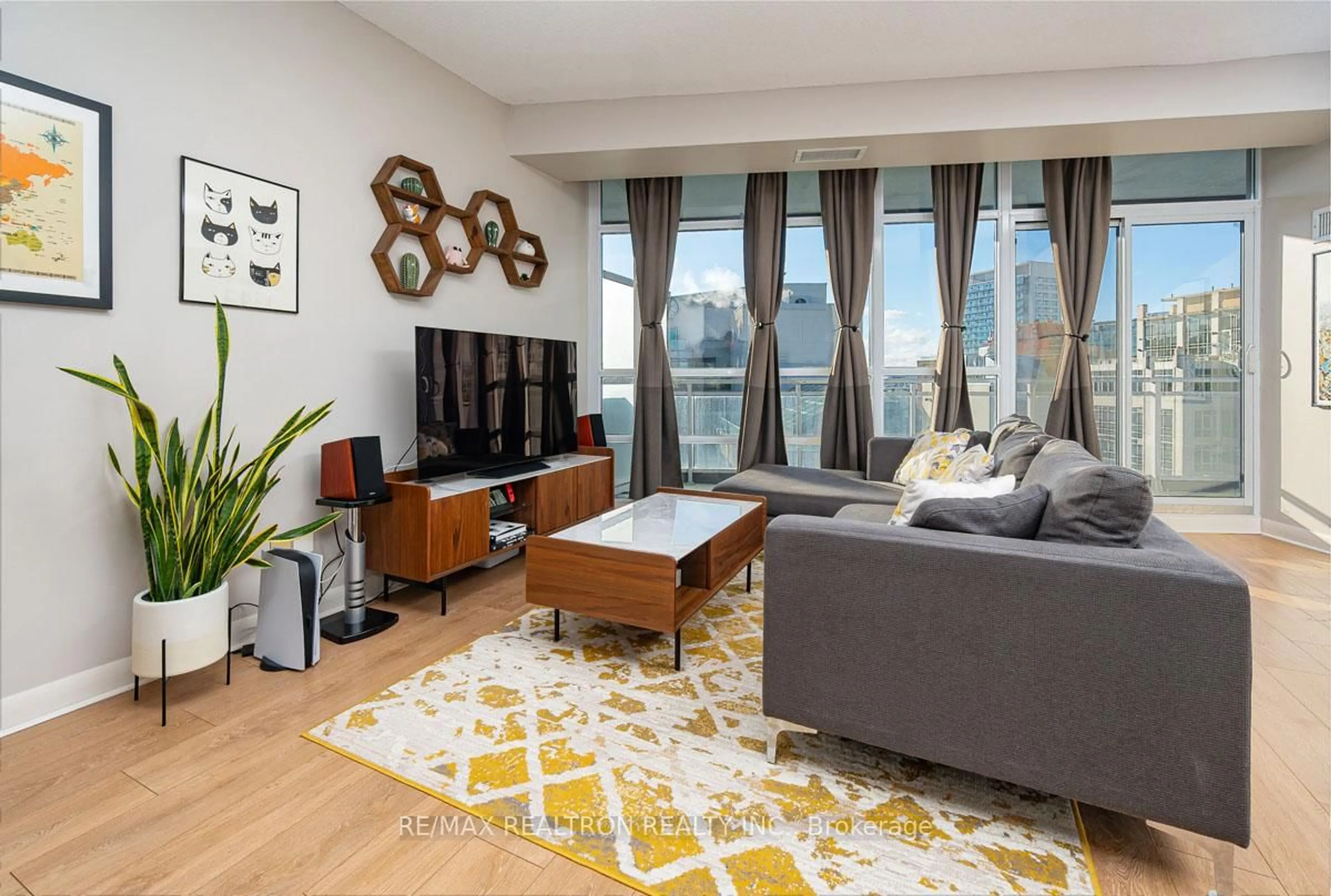 Living room with furniture, wood/laminate floor for 15 Bruyeres Mews #1008, Toronto Ontario M5V 0A7