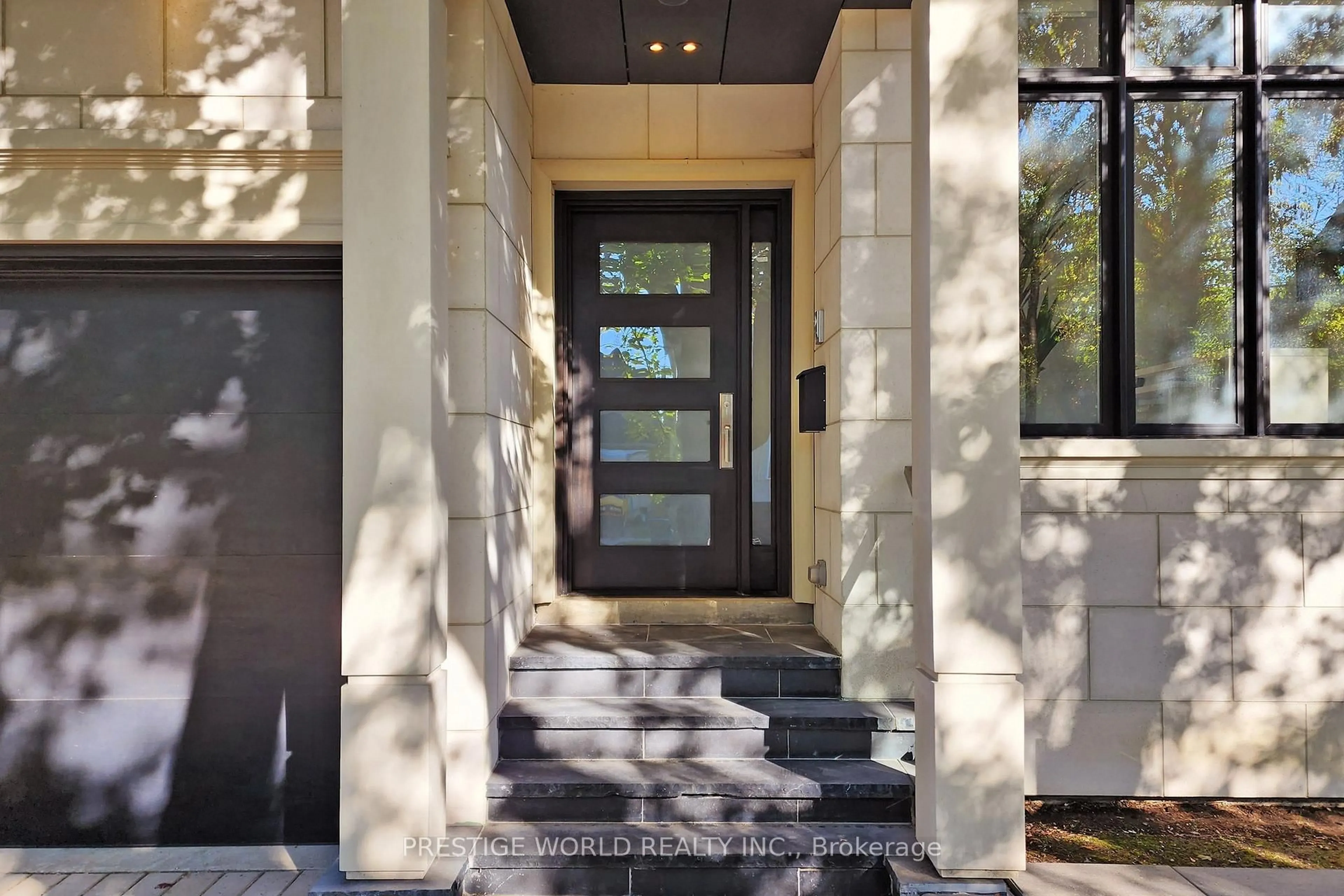 Indoor entryway for 500 Hounslow Ave, Toronto Ontario M2R 1J2