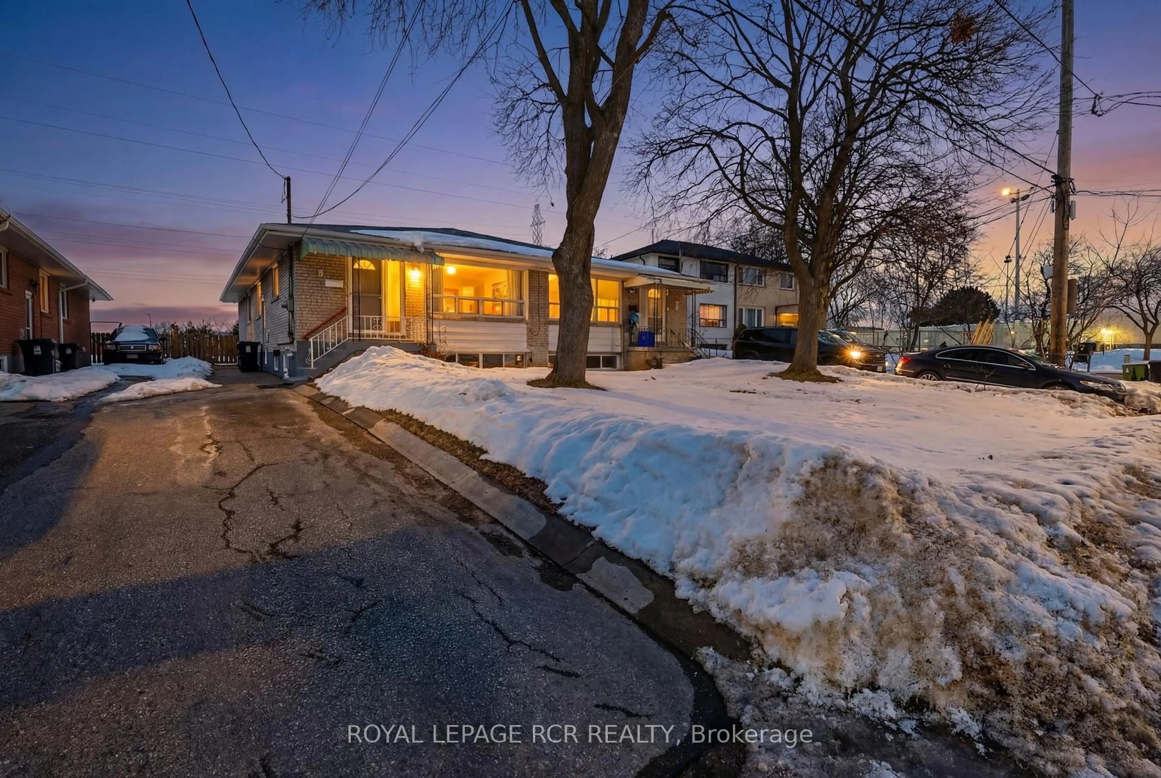 A pic from outside/outdoor area/front of a property/back of a property/a pic from drone, street for 6 Ailsa Craig Crt, Toronto Ontario M2R 2B8