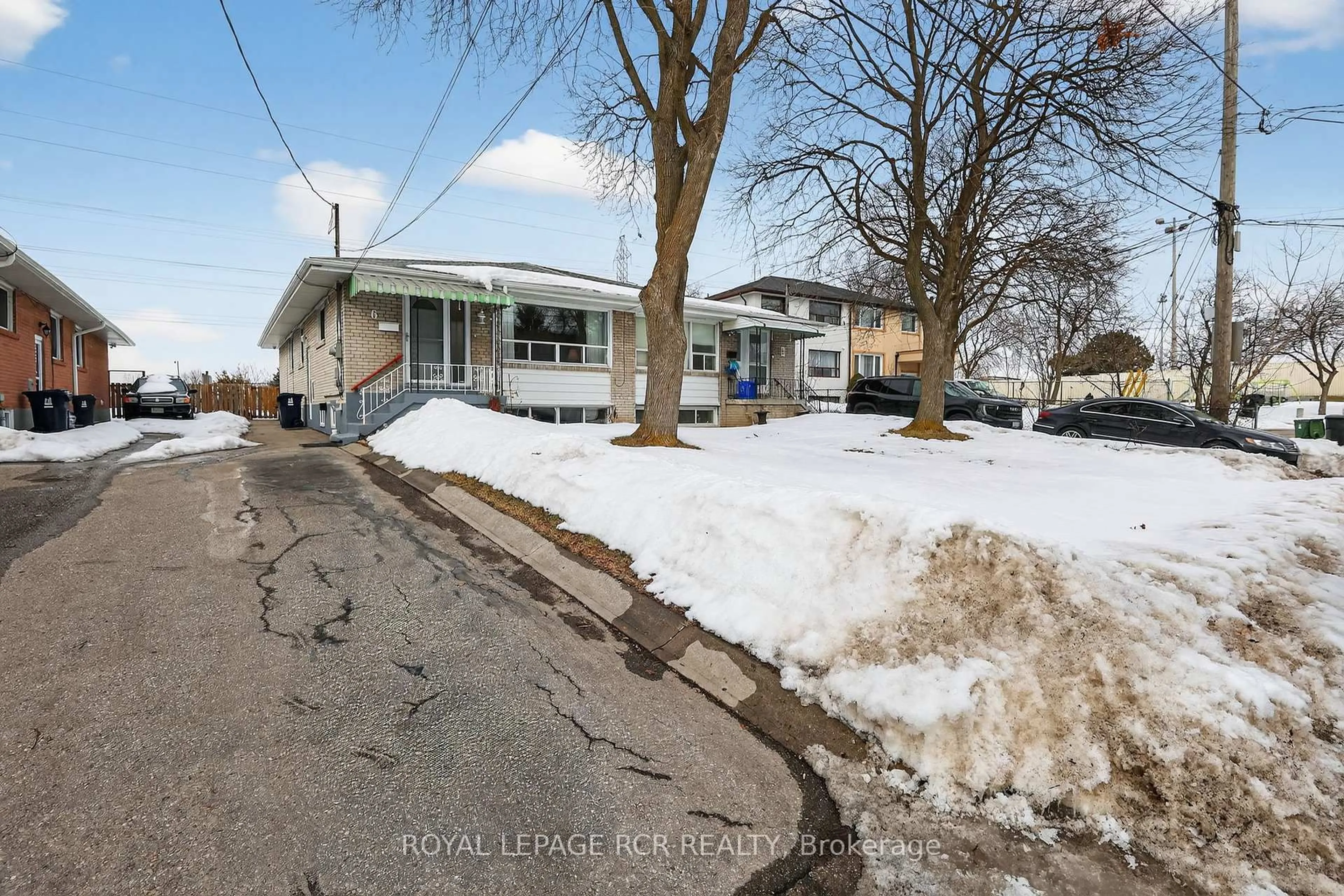 A pic from outside/outdoor area/front of a property/back of a property/a pic from drone, street for 6 Ailsa Craig Crt, Toronto Ontario M2R 2B8