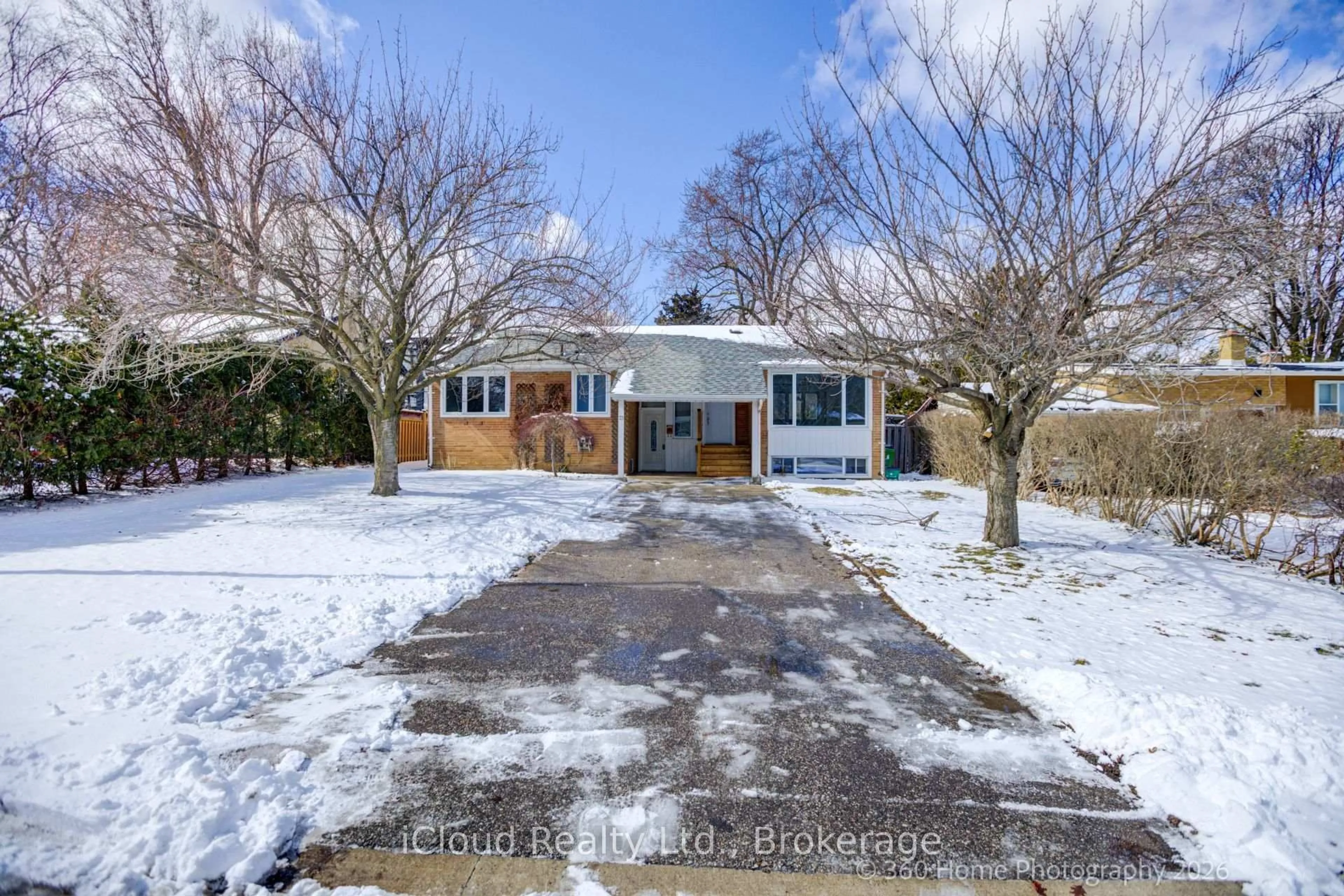 A pic from outside/outdoor area/front of a property/back of a property/a pic from drone, street for 73 Berkinshaw Cres, Toronto Ontario M3B 2T1