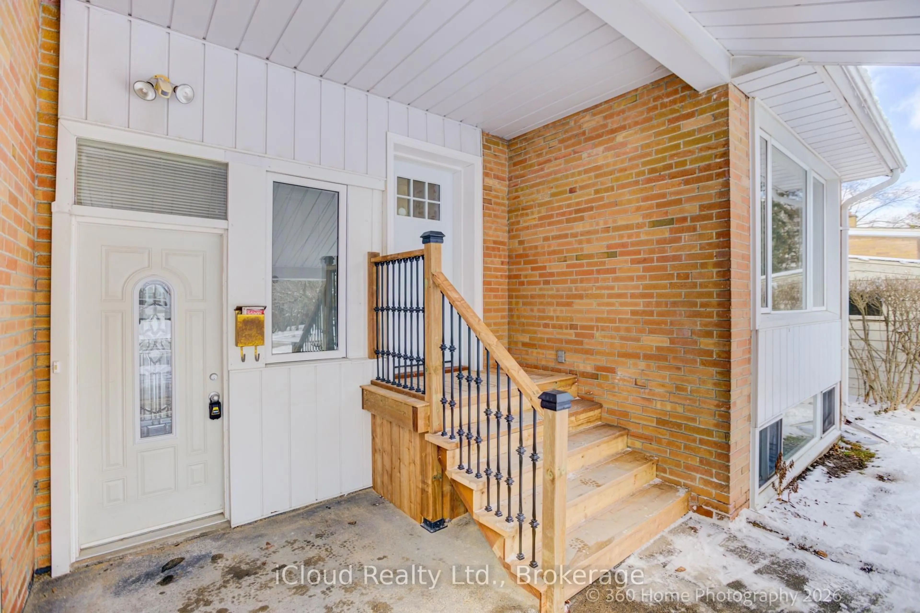Indoor entryway for 73 Berkinshaw Cres, Toronto Ontario M3B 2T1