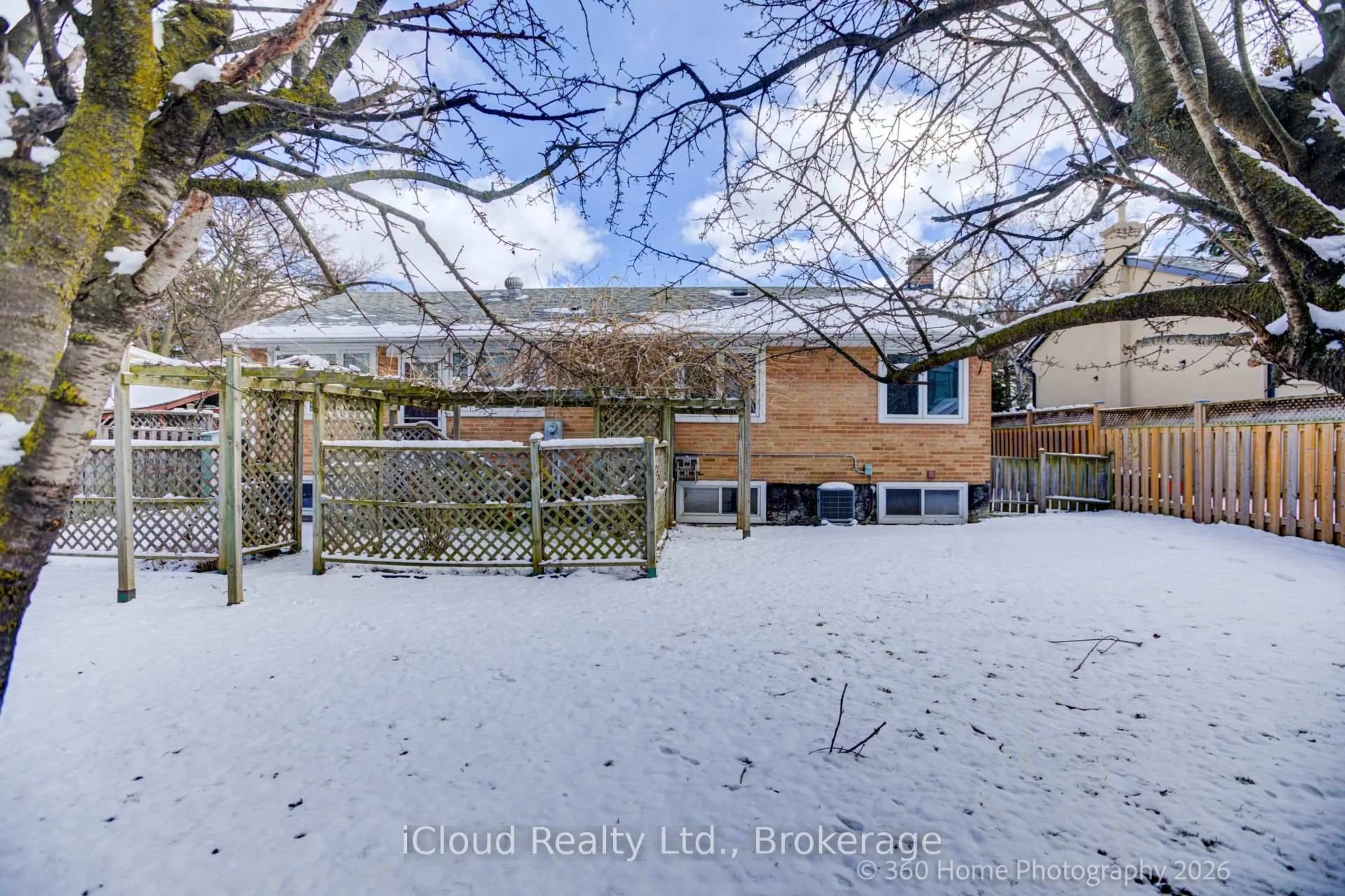 A pic from outside/outdoor area/front of a property/back of a property/a pic from drone, street for 73 Berkinshaw Cres, Toronto Ontario M3B 2T1
