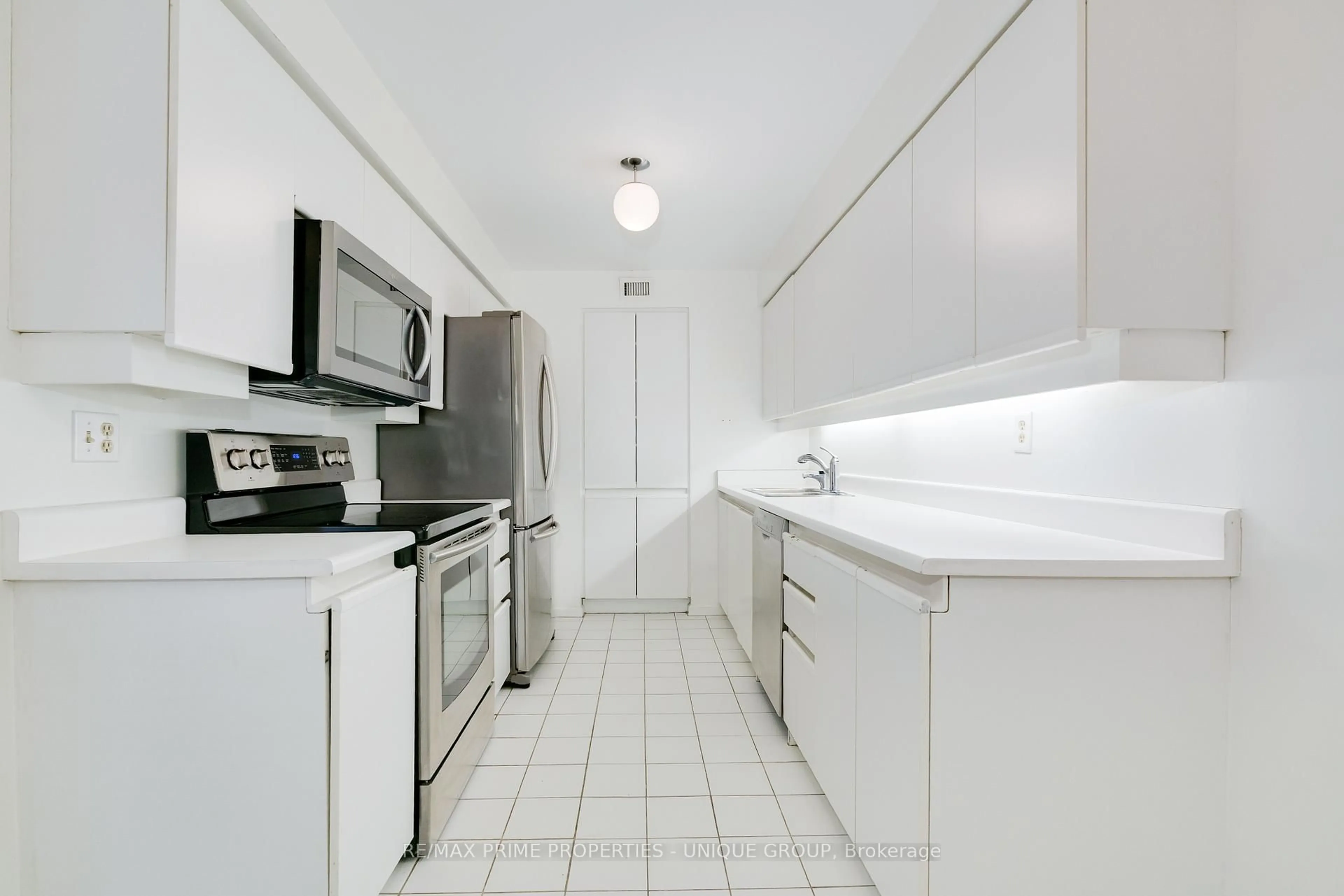 Standard kitchen, ceramic/tile floor for 80 Front St #804, Toronto Ontario M5E 1Z7