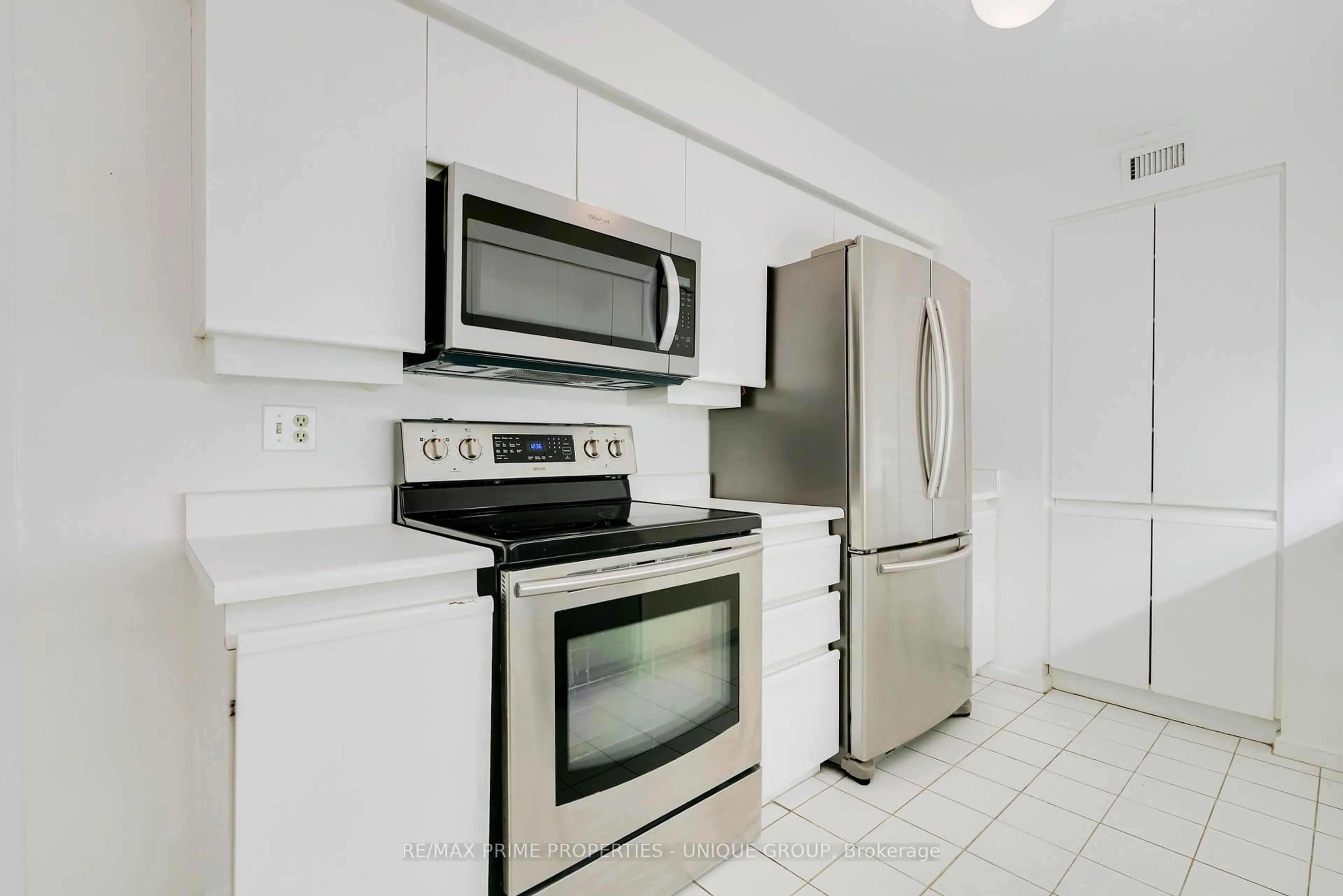Standard kitchen, ceramic/tile floor for 80 Front St #804, Toronto Ontario M5E 1Z7