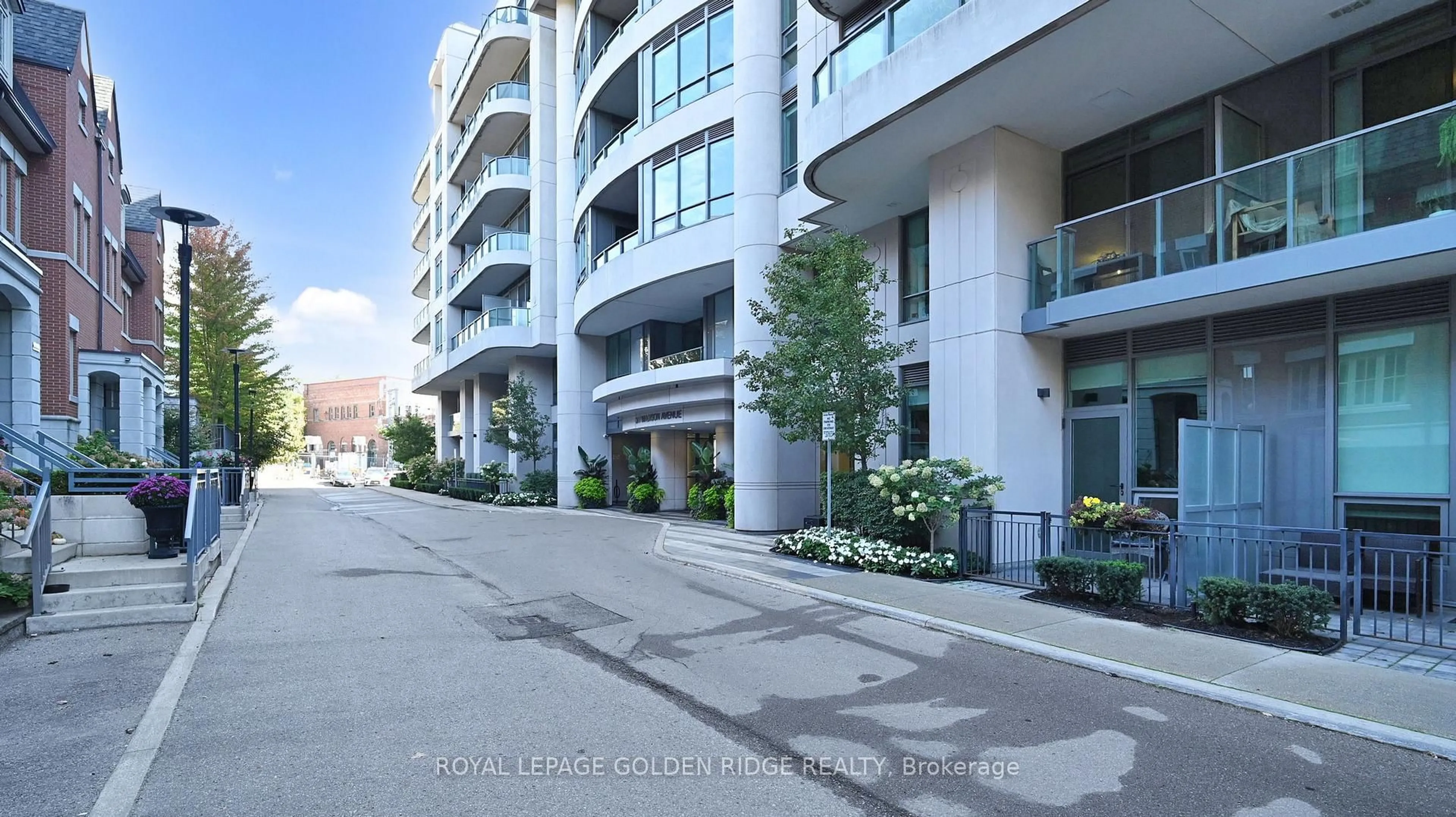 Patio, street for 377 Madison Ave #224, Toronto Ontario M4V 3E1