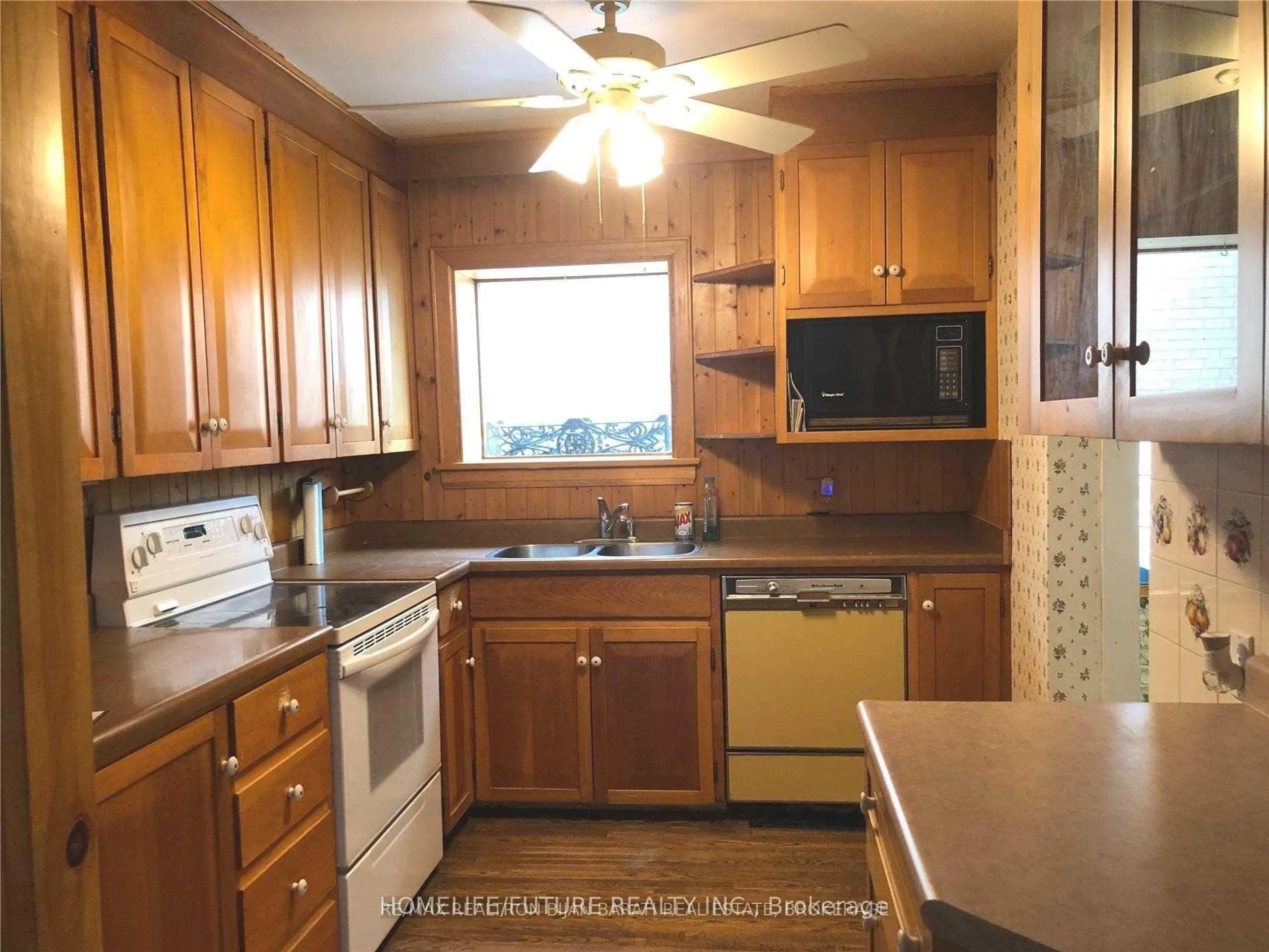 Standard kitchen, wood/laminate floor for 192 Parkview Ave, Toronto Ontario M2N 3Y8