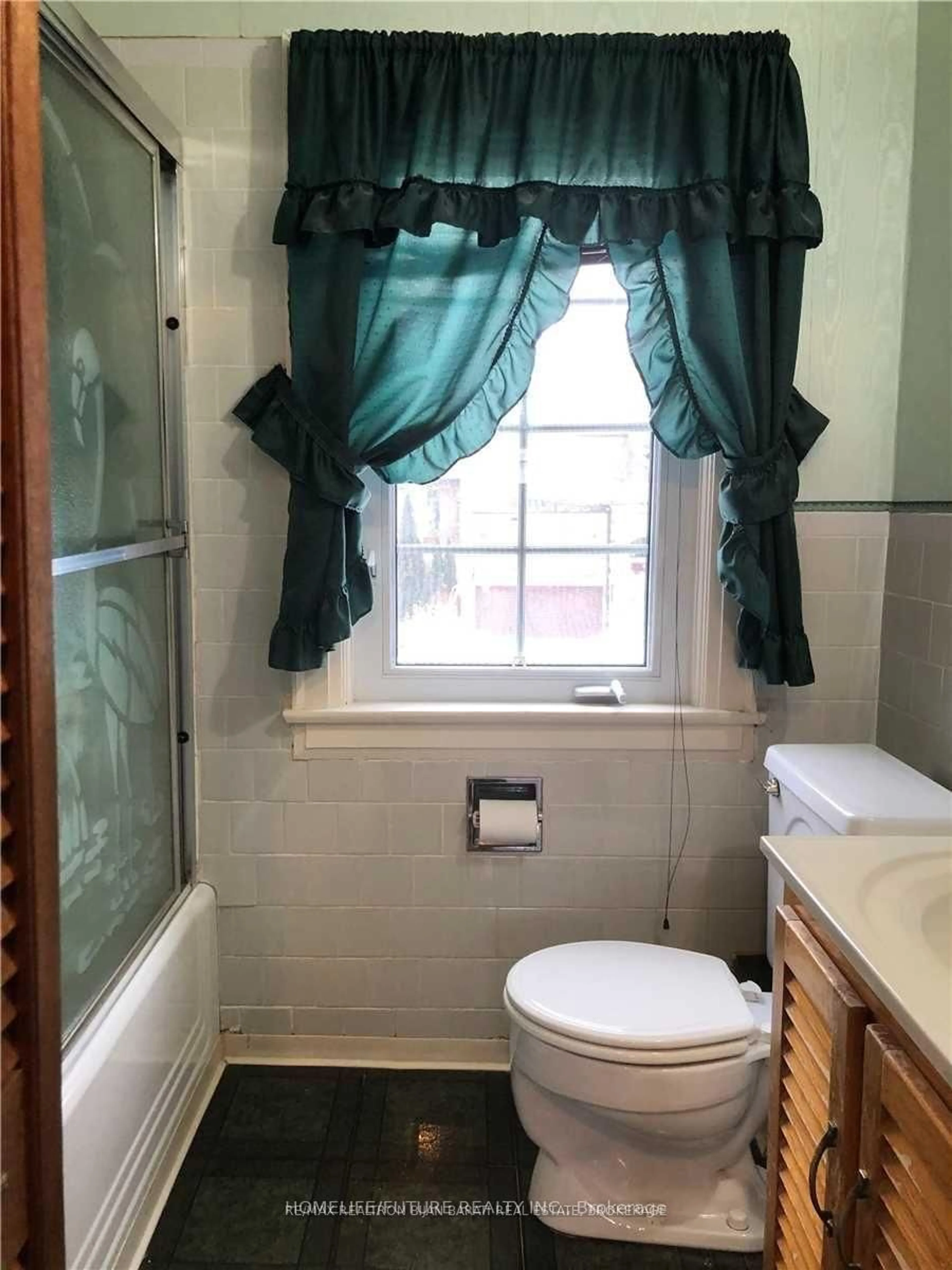 Standard bathroom, ceramic/tile floor for 192 Parkview Ave, Toronto Ontario M2N 3Y8