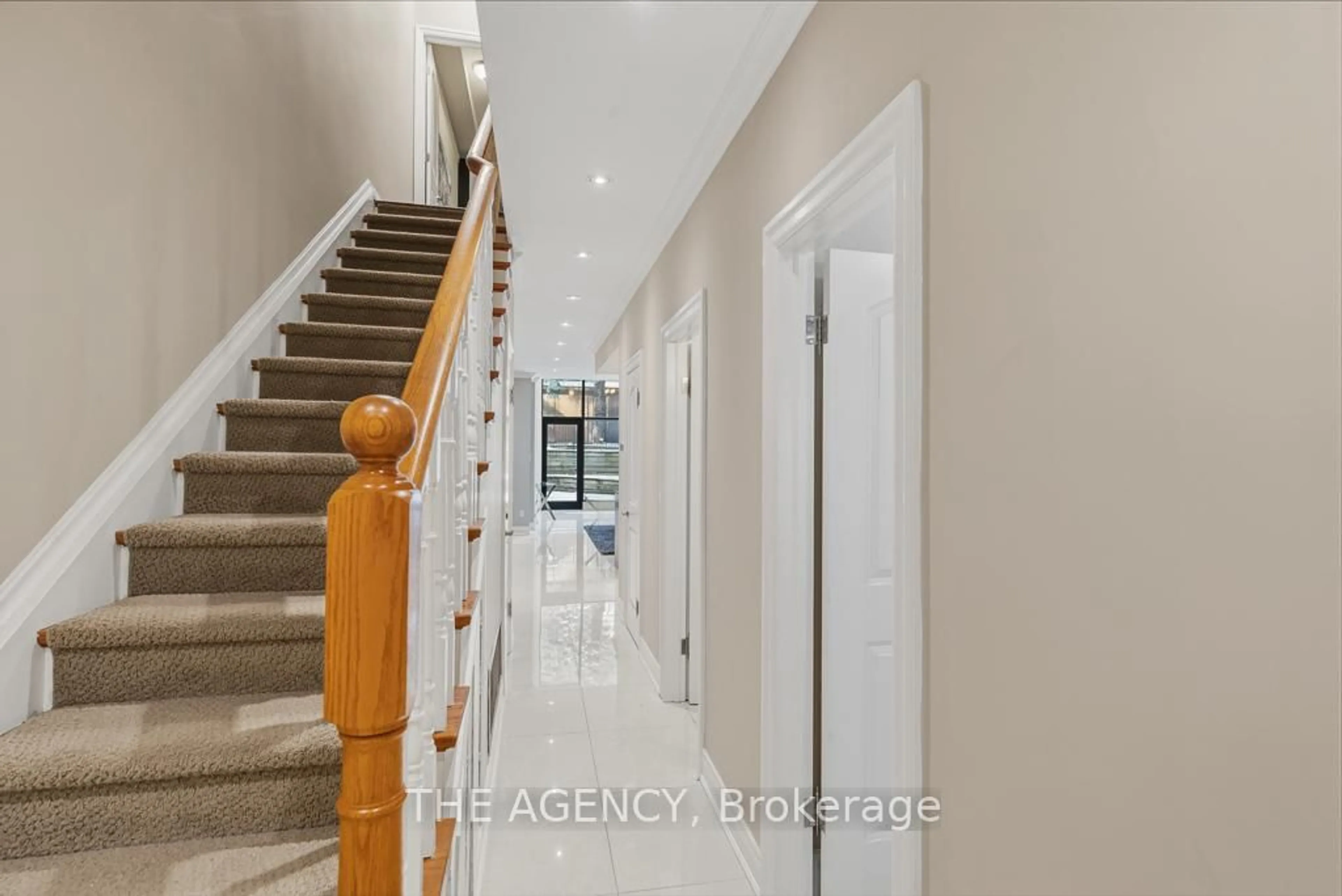 Indoor foyer for 116 Hazelton Ave #B&C, Toronto Ontario M5R 2E5