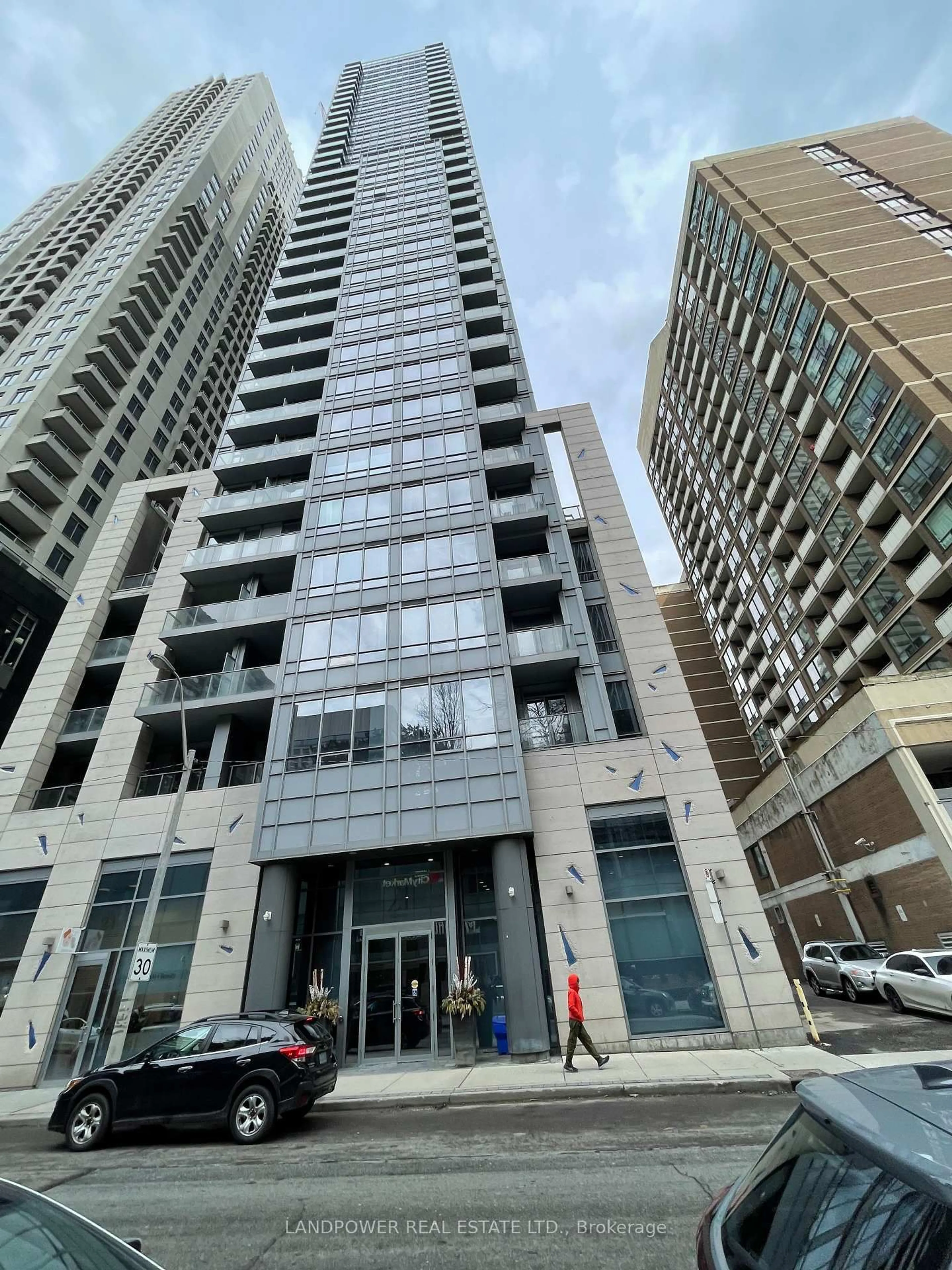 Indoor foyer for 21 Balmuto St #1501, Toronto Ontario M4Y 1W4