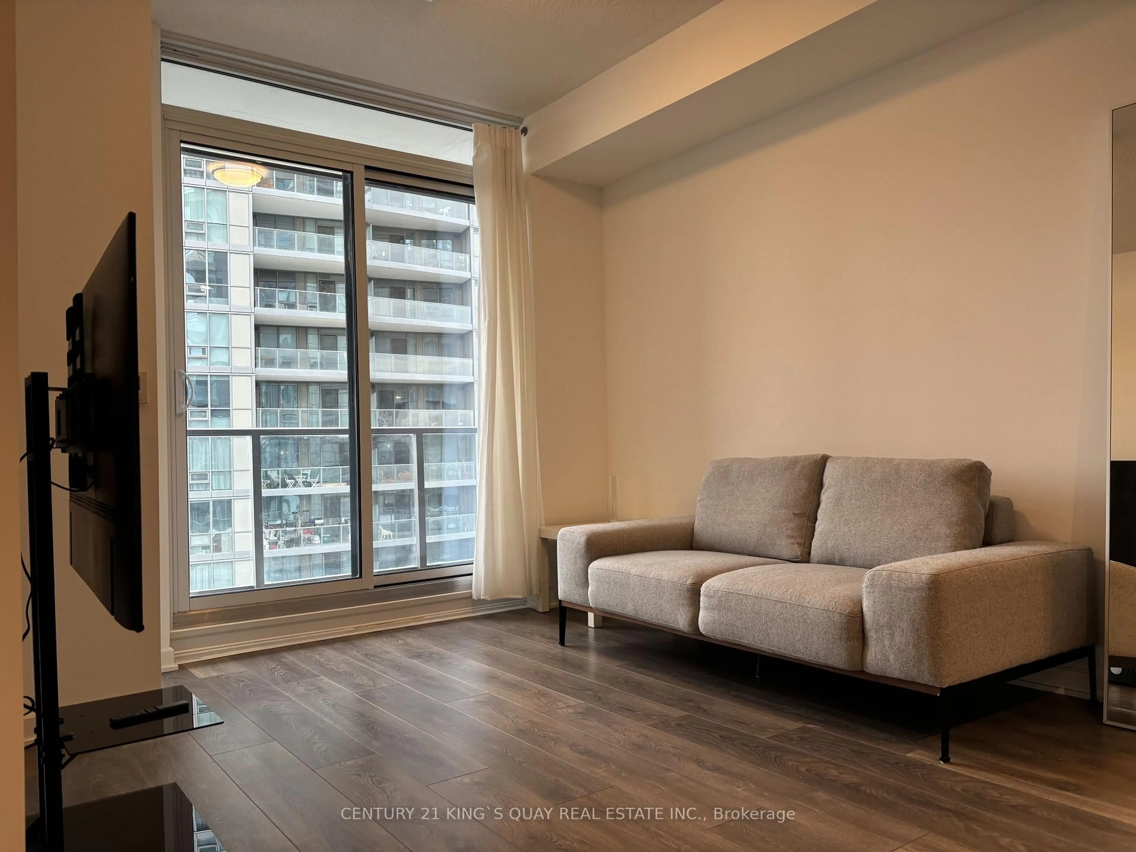 Living room with furniture, wood/laminate floor for 38 Forest Manor Rd #811, Toronto Ontario M2J 0H4