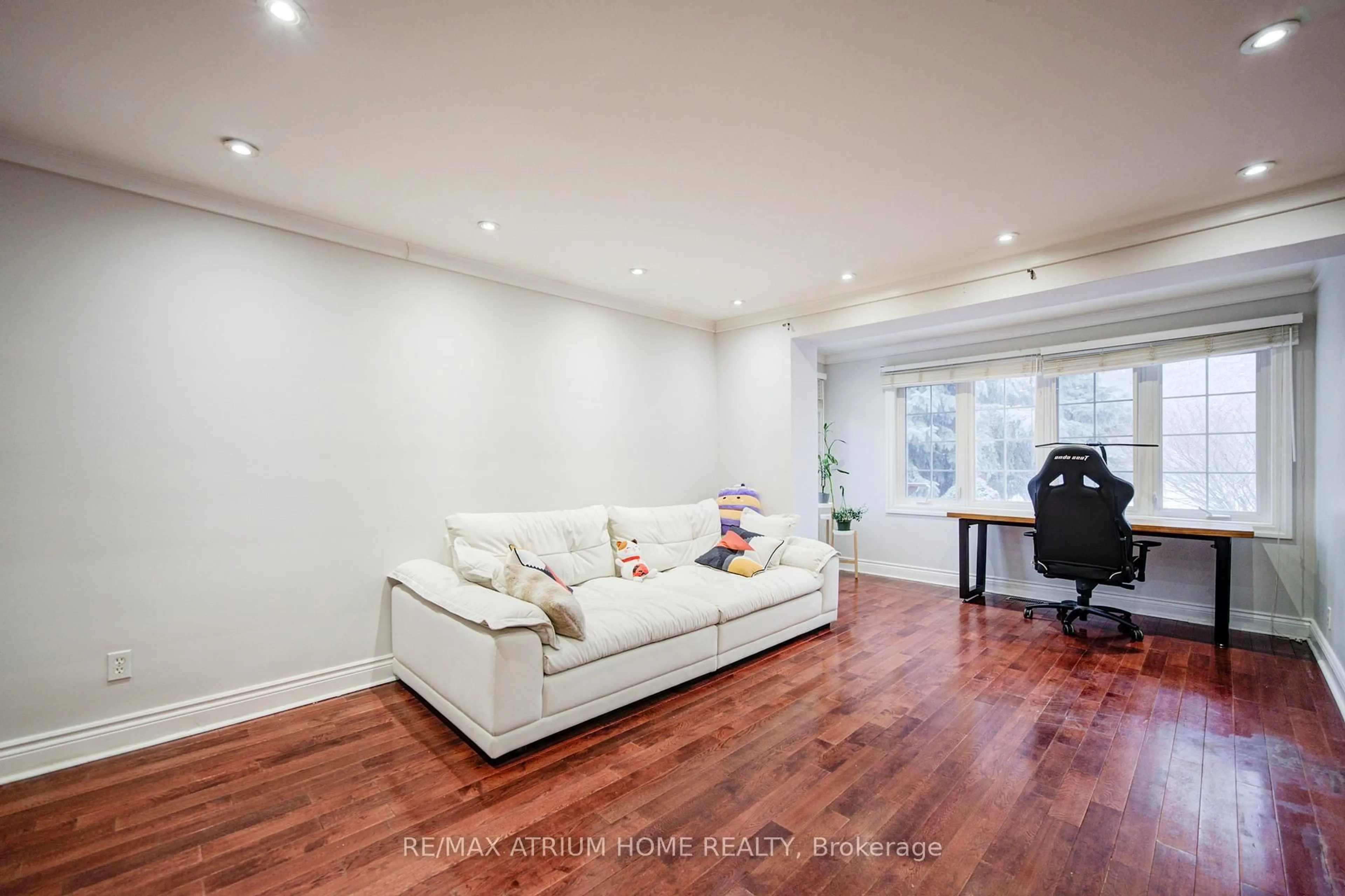 Living room with furniture, wood/laminate floor for 18 Doverwood Crt, Toronto Ontario M2M 2G7