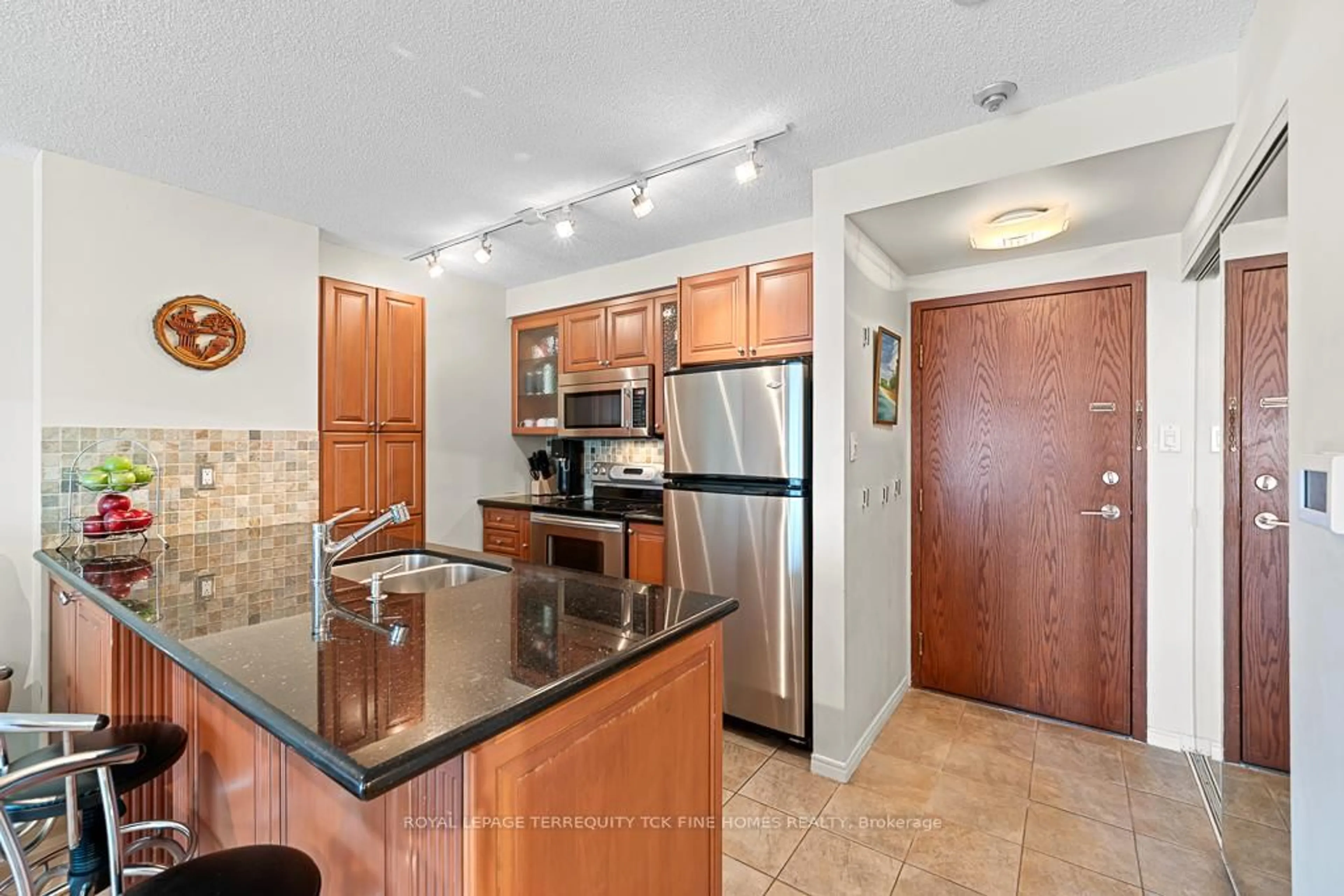 Standard kitchen, ceramic/tile floor for 10 Yonge St #2604, Toronto Ontario M5E 1R4