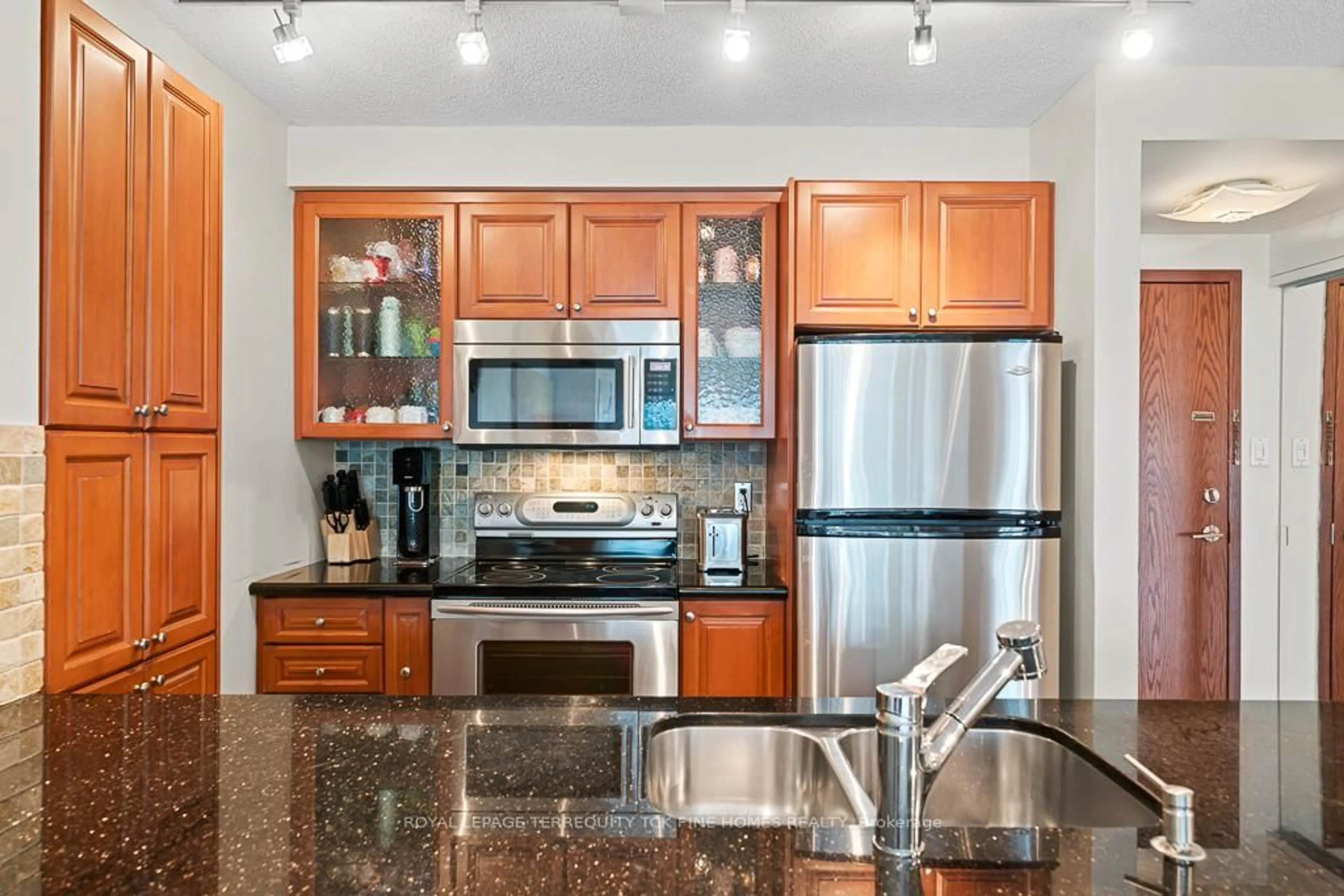 Standard kitchen, ceramic/tile floor for 10 Yonge St #2604, Toronto Ontario M5E 1R4