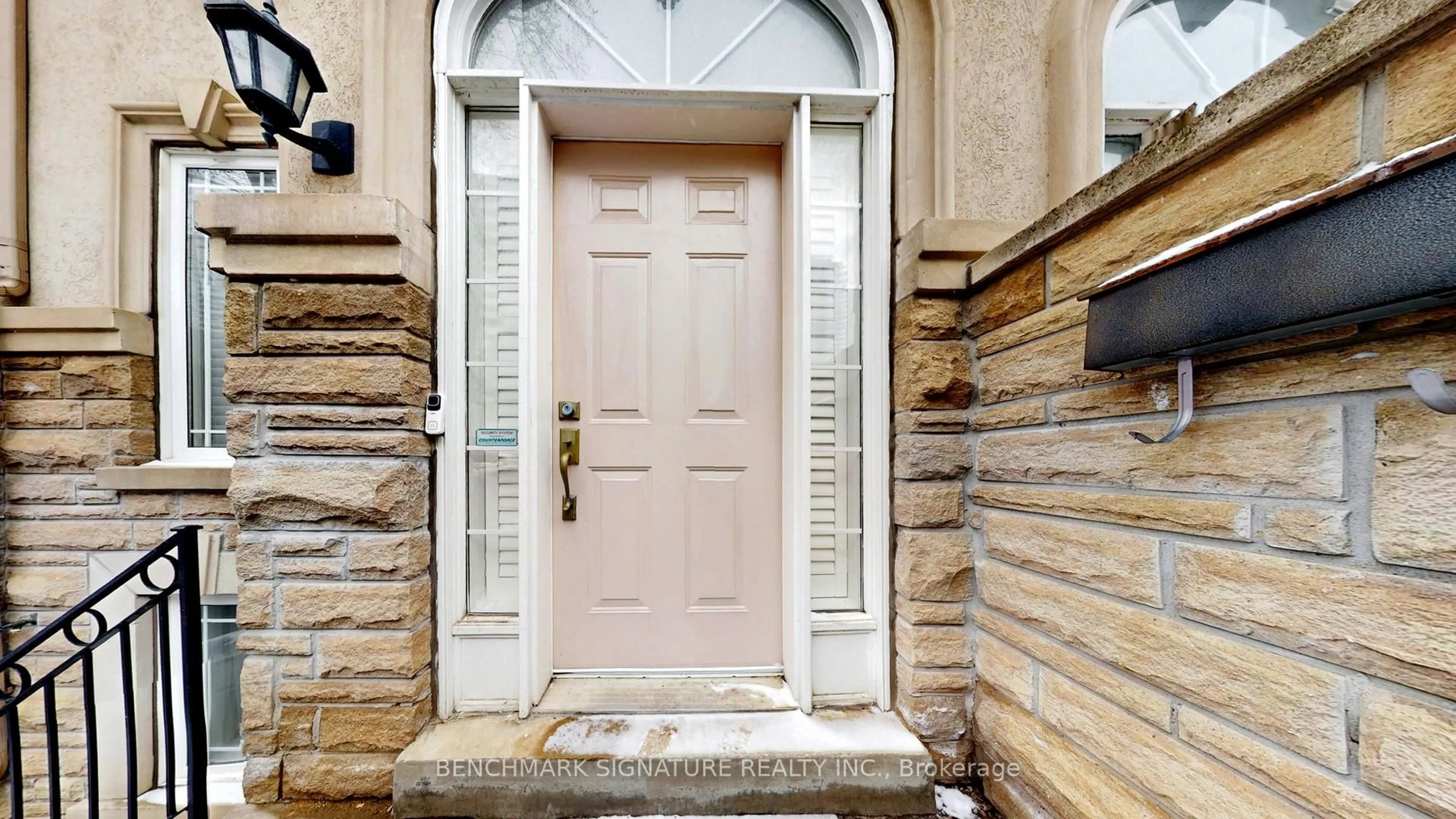 Indoor entryway for 105 Doris Ave, Toronto Ontario M2N 4T2