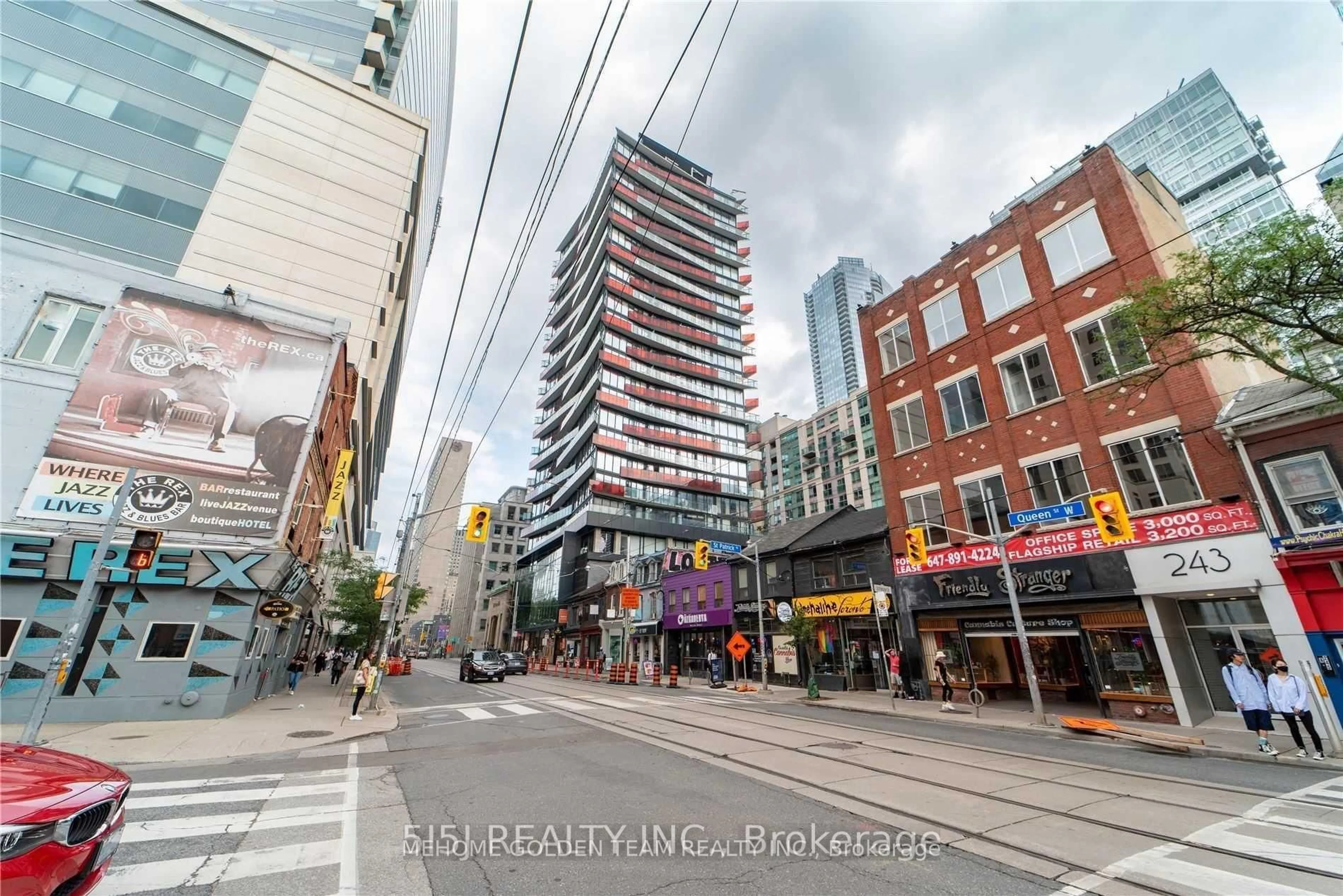 Blurry image for 215 Queen St #905, Toronto Ontario M5V 1Z4