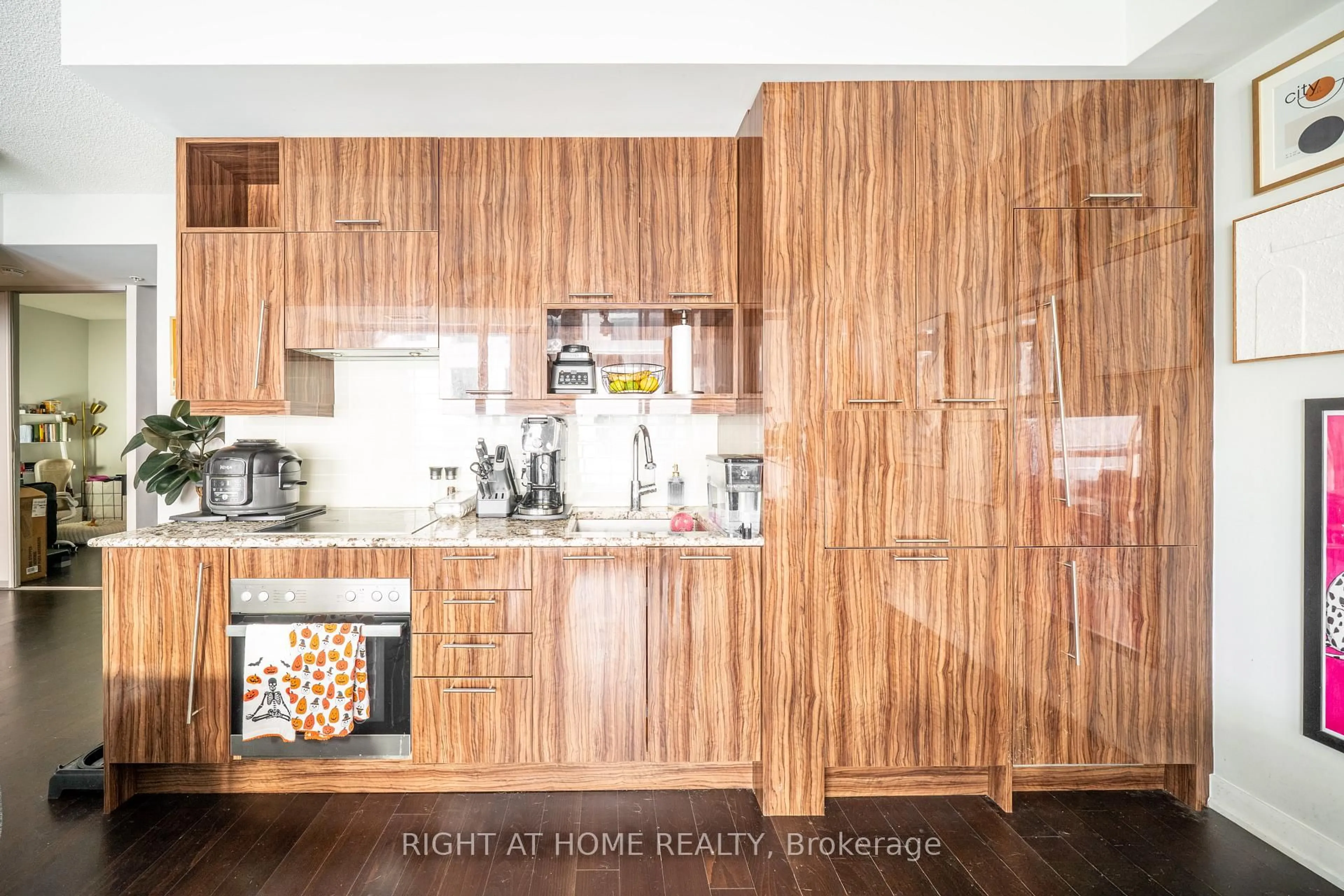 Contemporary kitchen, wood/laminate floor for 199 Richmond St #418, Toronto Ontario M5V 0H4