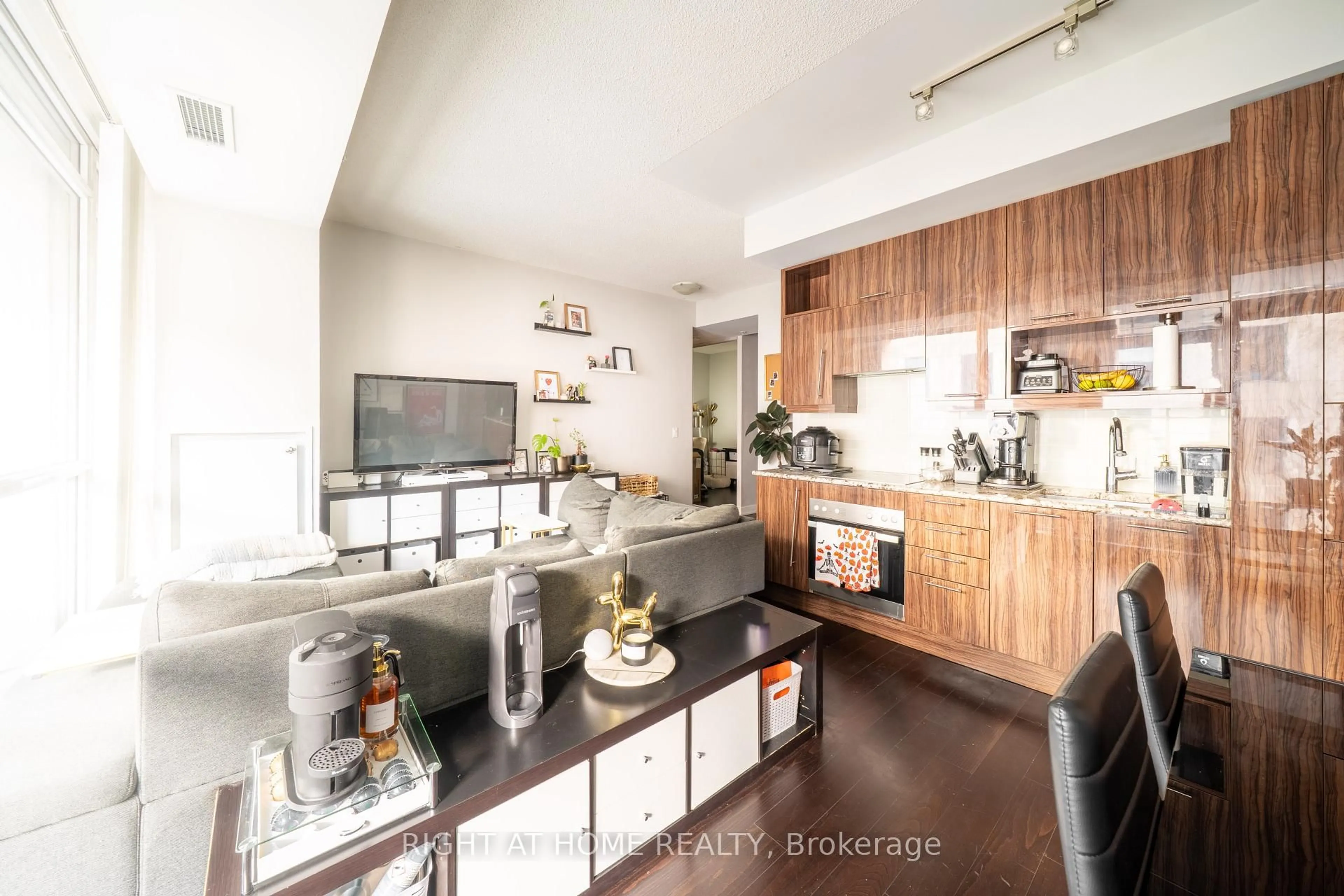 Open concept kitchen, wood/laminate floor for 199 Richmond St #418, Toronto Ontario M5V 0H4