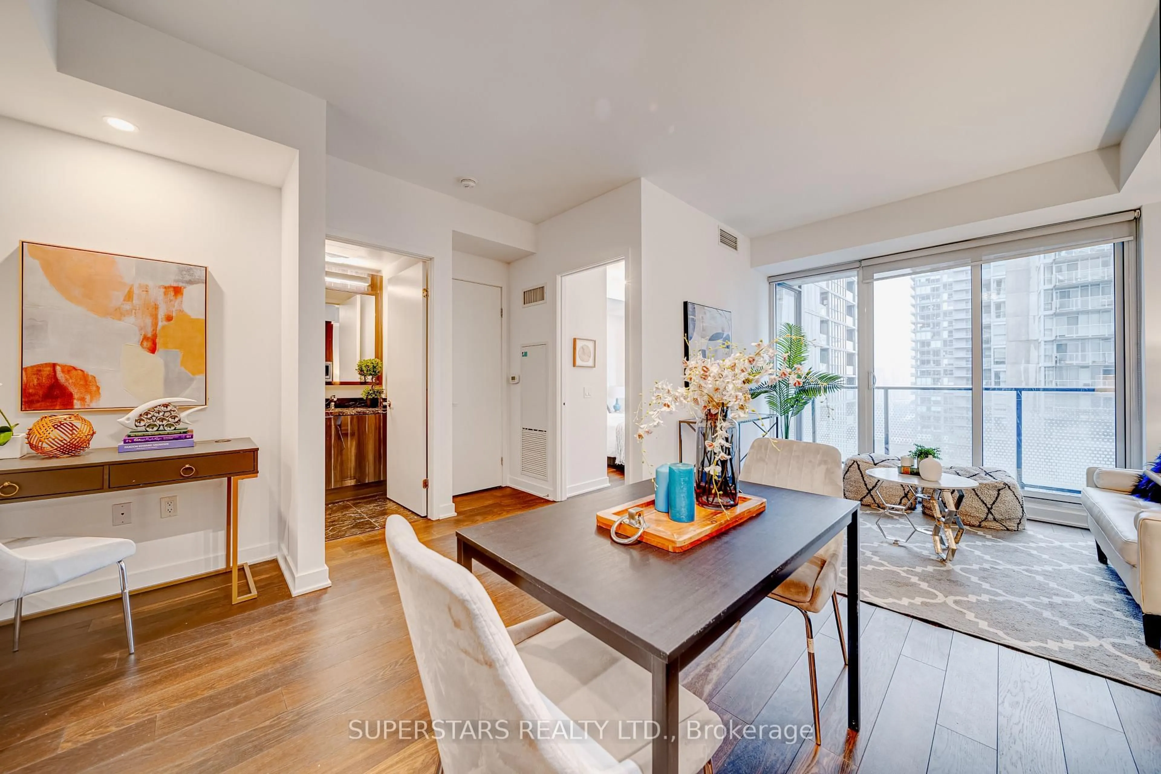 Dining room, wood/laminate floor for 115 Blue Jays Way #2907, Toronto Ontario M5V 0N4