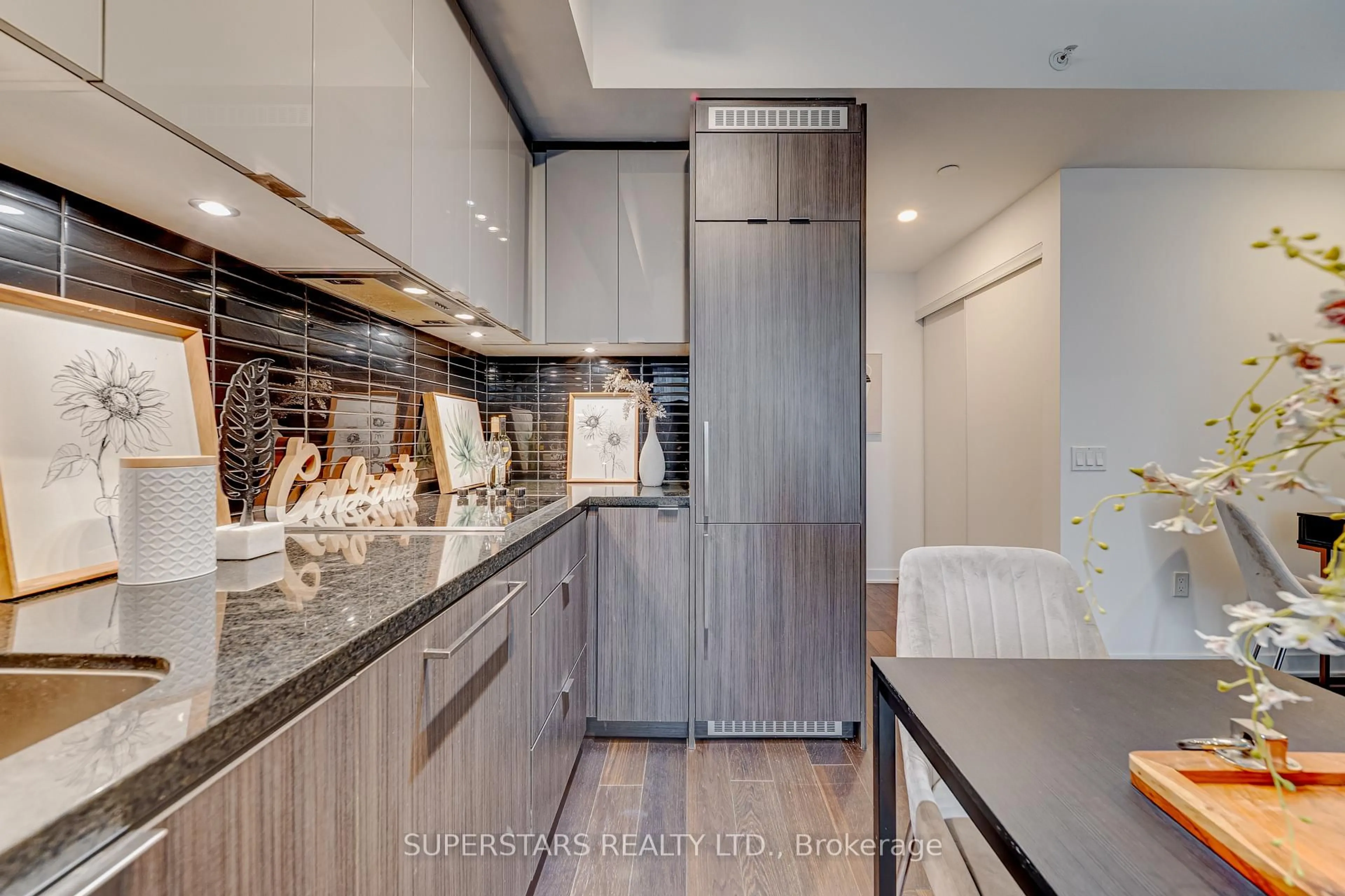 Contemporary kitchen, ceramic/tile floor for 115 Blue Jays Way #2907, Toronto Ontario M5V 0N4