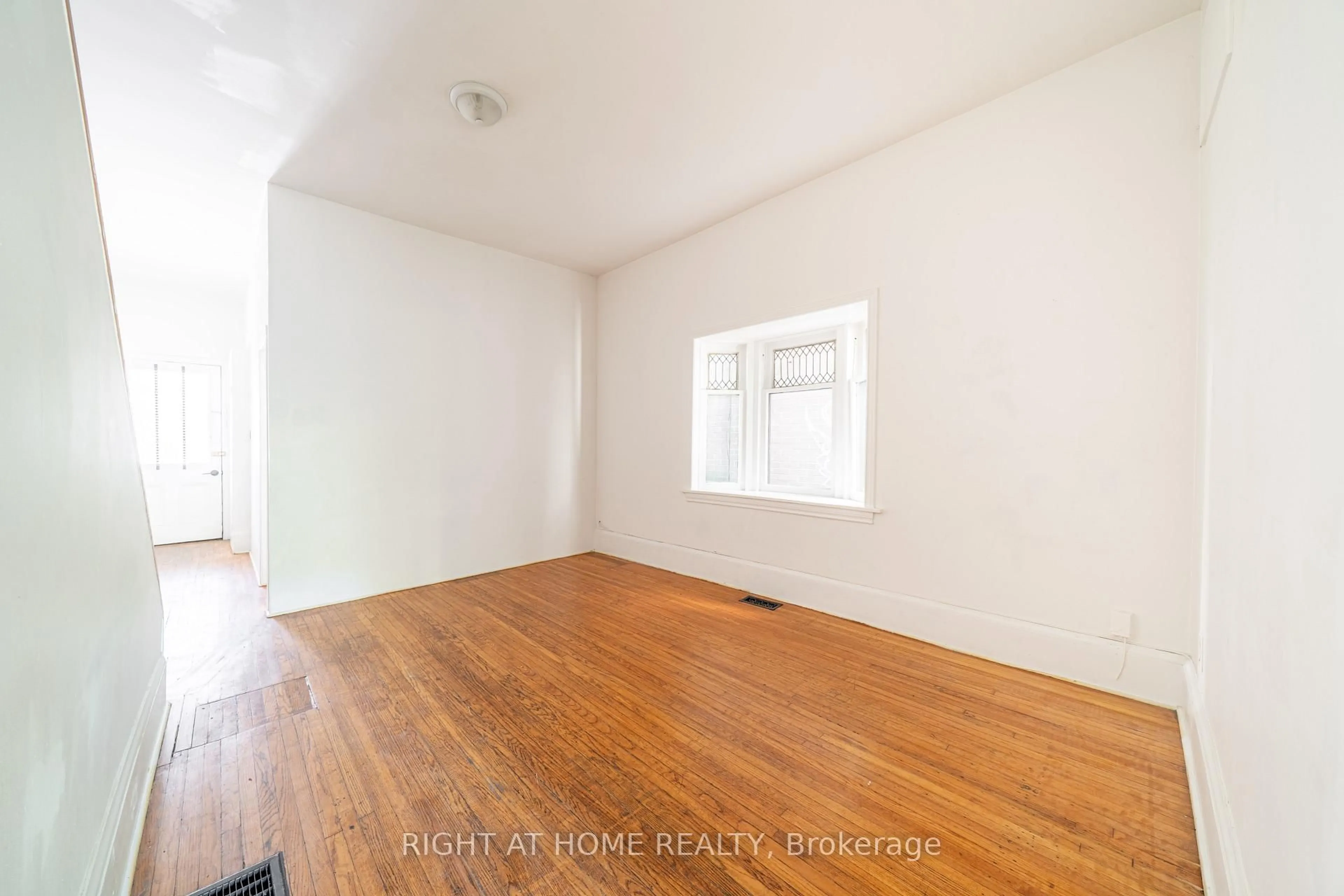 A pic of a room for 1059 Bathurst St, Toronto Ontario M5R 3G8