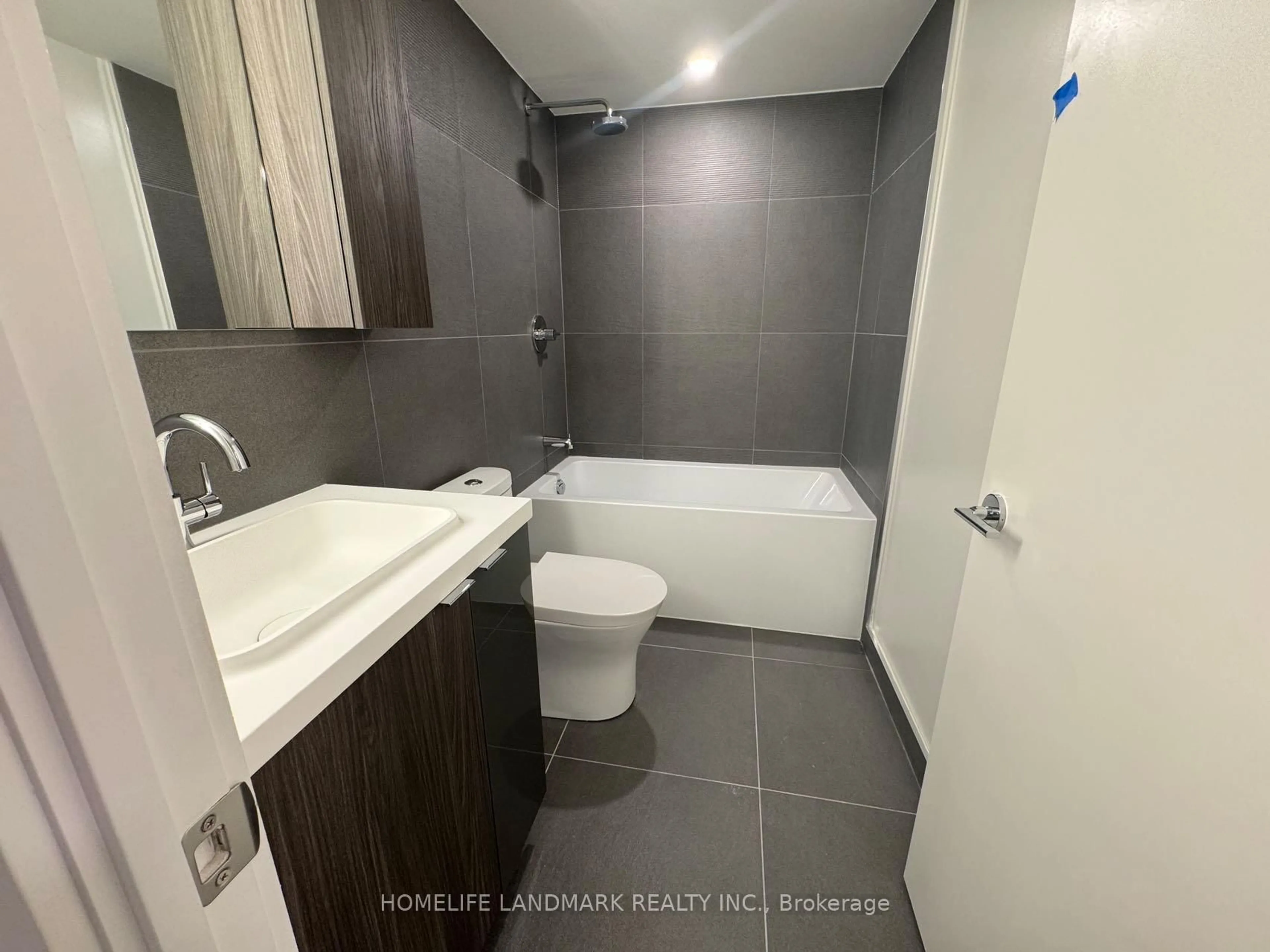 Standard bathroom, ceramic/tile floor for 15 Mercer St #514, Toronto Ontario M5V 1H2