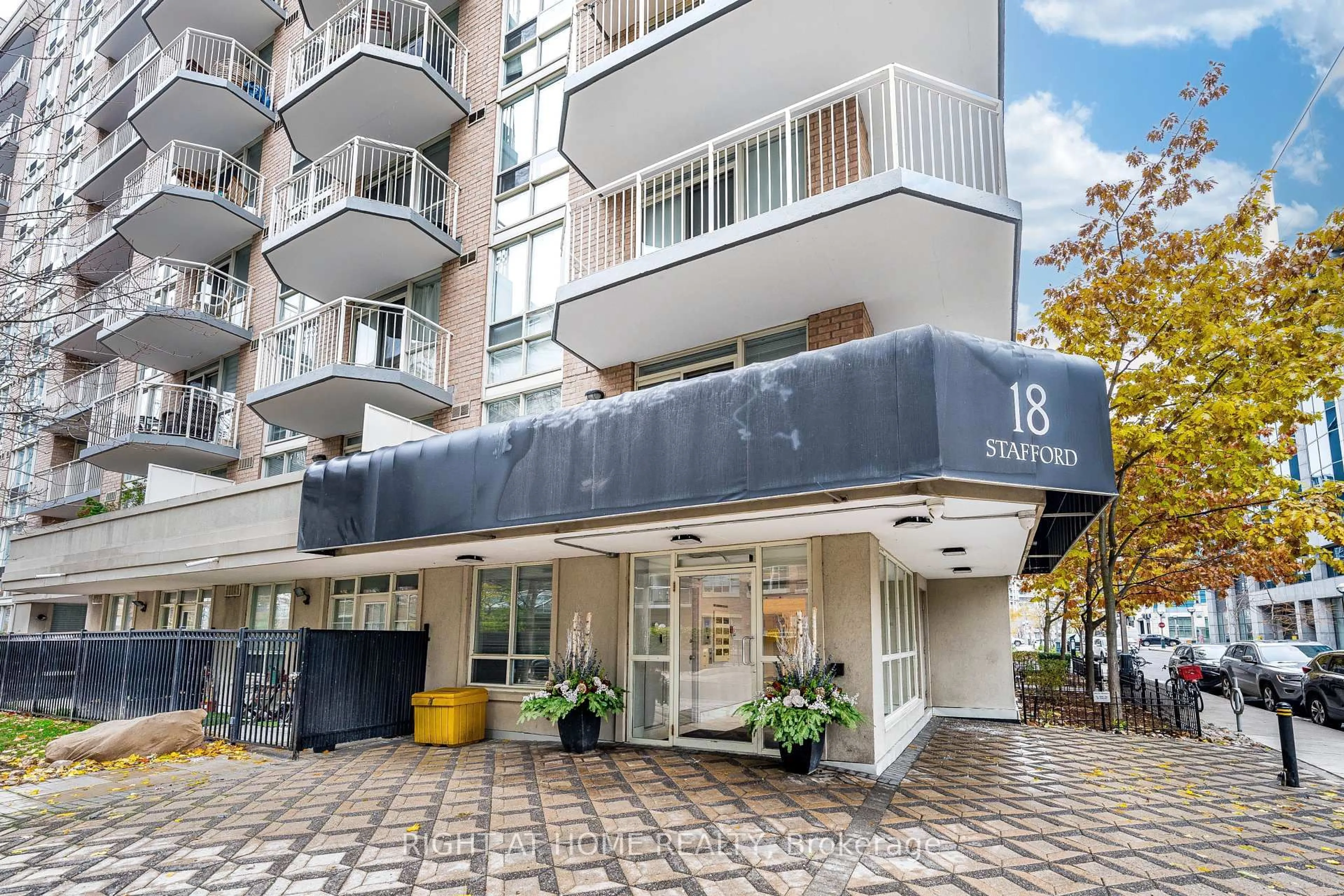 Indoor foyer for 18 Stafford St #602, Toronto Ontario M5V 3W4