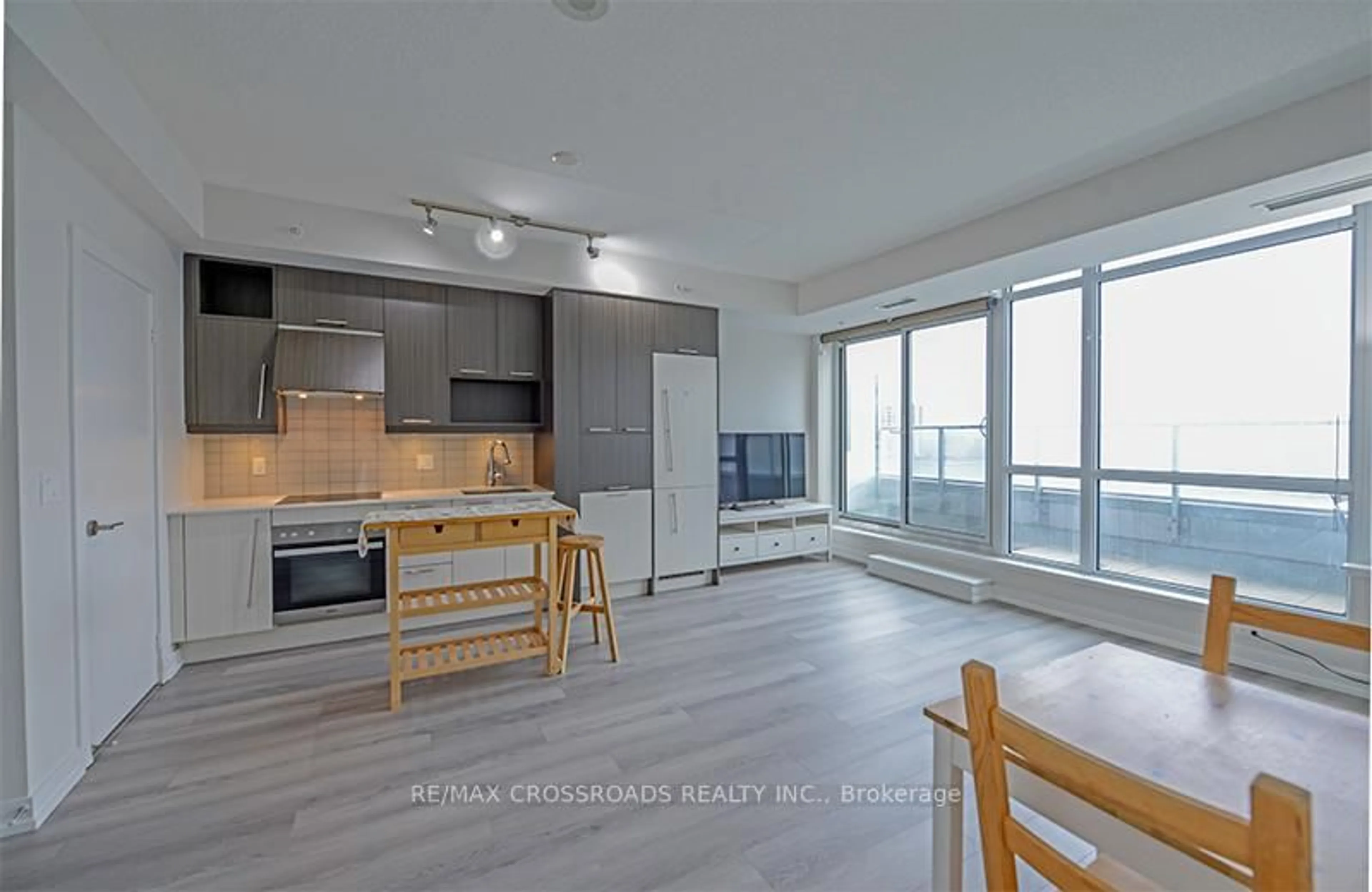 Open concept kitchen, wood/laminate floor for 199 Richmond St #1708, Toronto Ontario M5V 0H4
