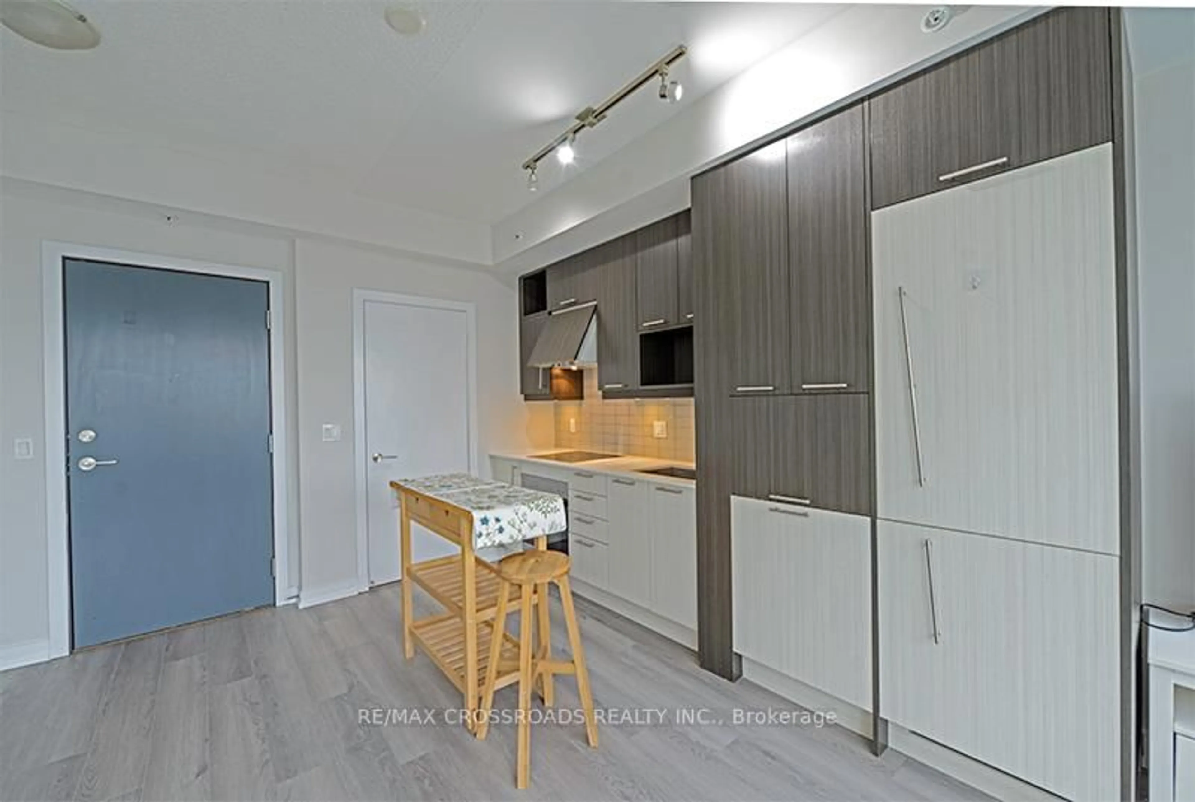 Standard kitchen, wood/laminate floor for 199 Richmond St #1708, Toronto Ontario M5V 0H4