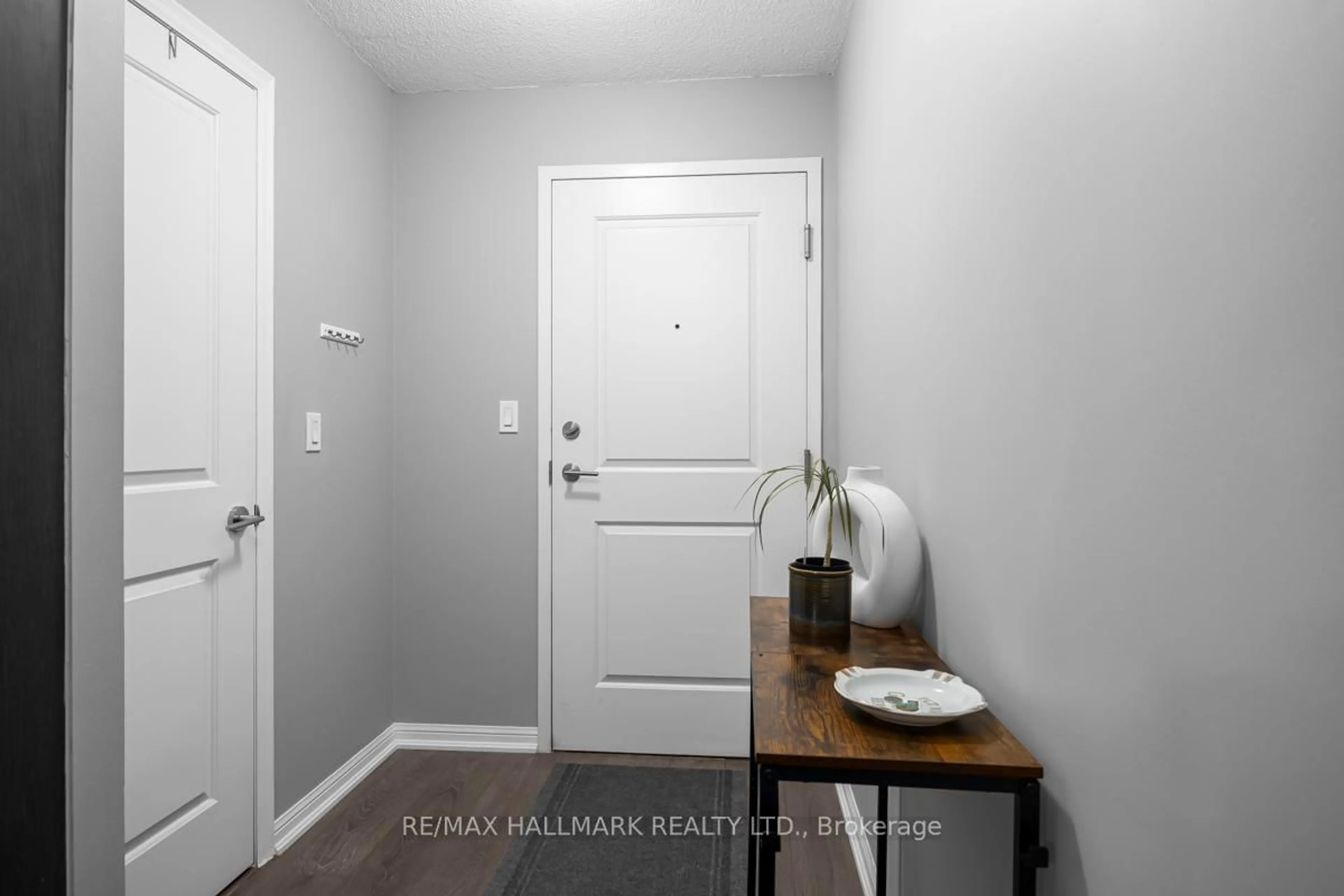 Indoor entryway for 38 Grand Magazine St #1043, Toronto Ontario M5V 0B1