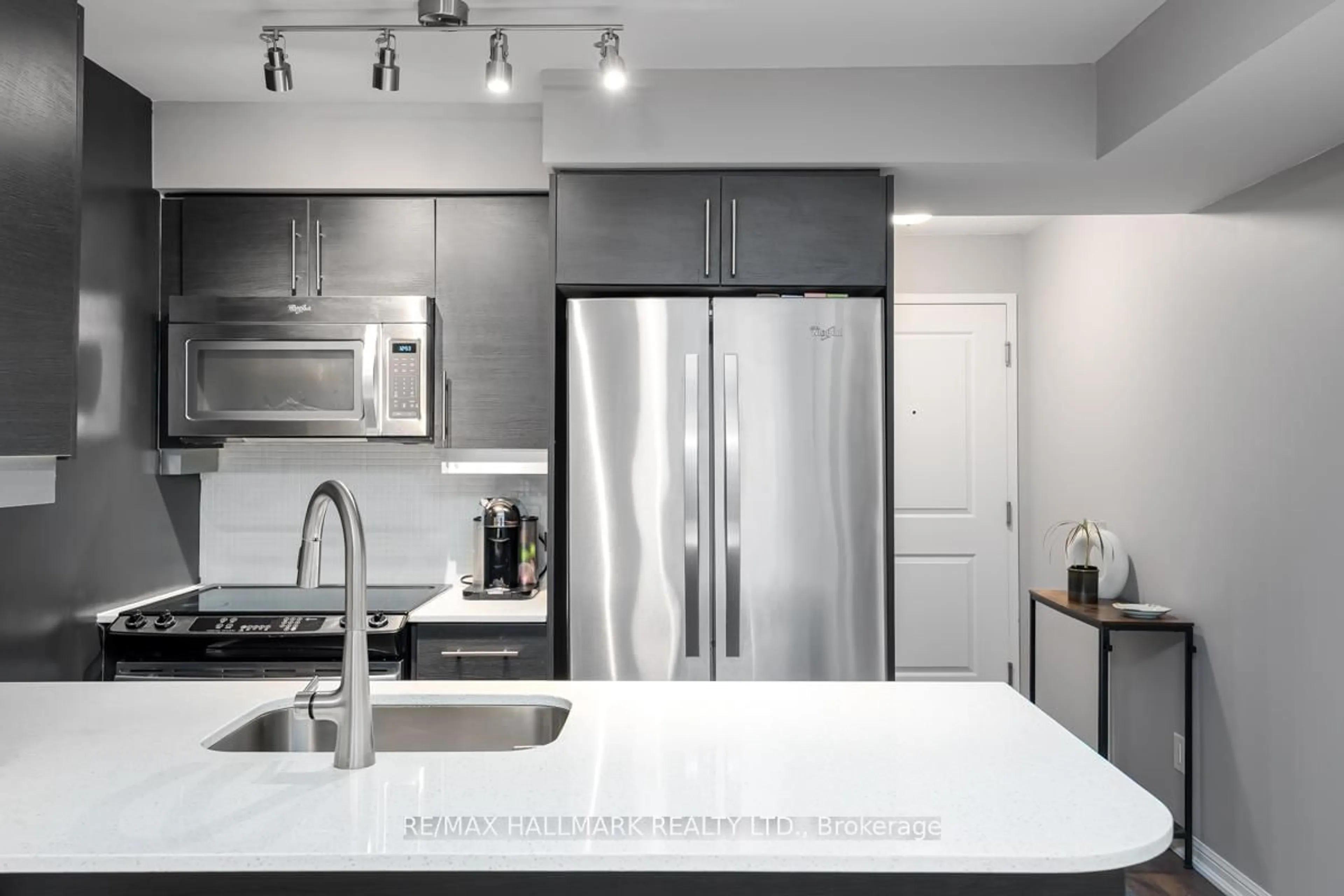Contemporary kitchen, unknown for 38 Grand Magazine St #1043, Toronto Ontario M5V 0B1