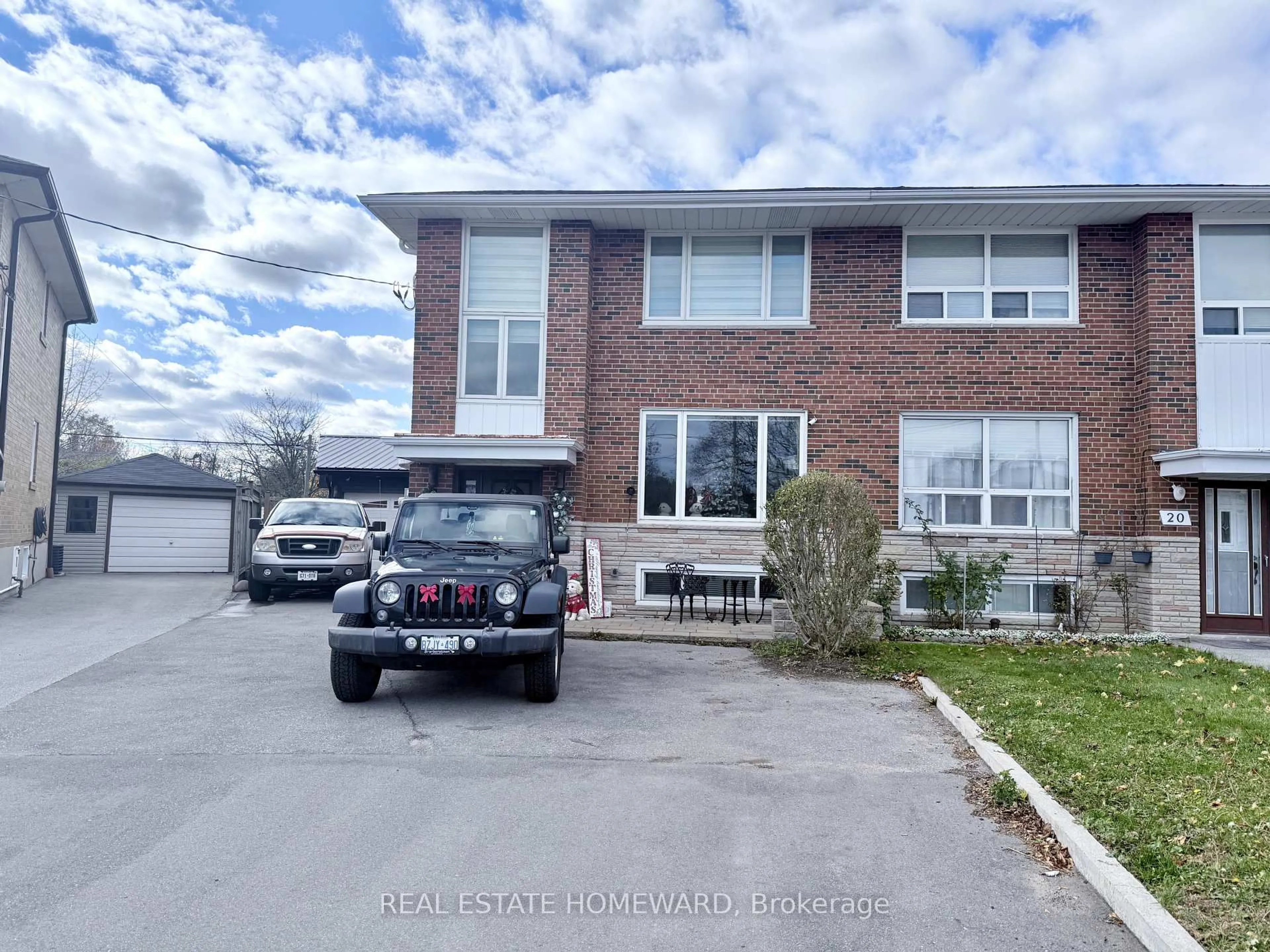A pic from outside/outdoor area/front of a property/back of a property/a pic from drone, street for 18 Wyndcliff Cres, Toronto Ontario M4A 2K1