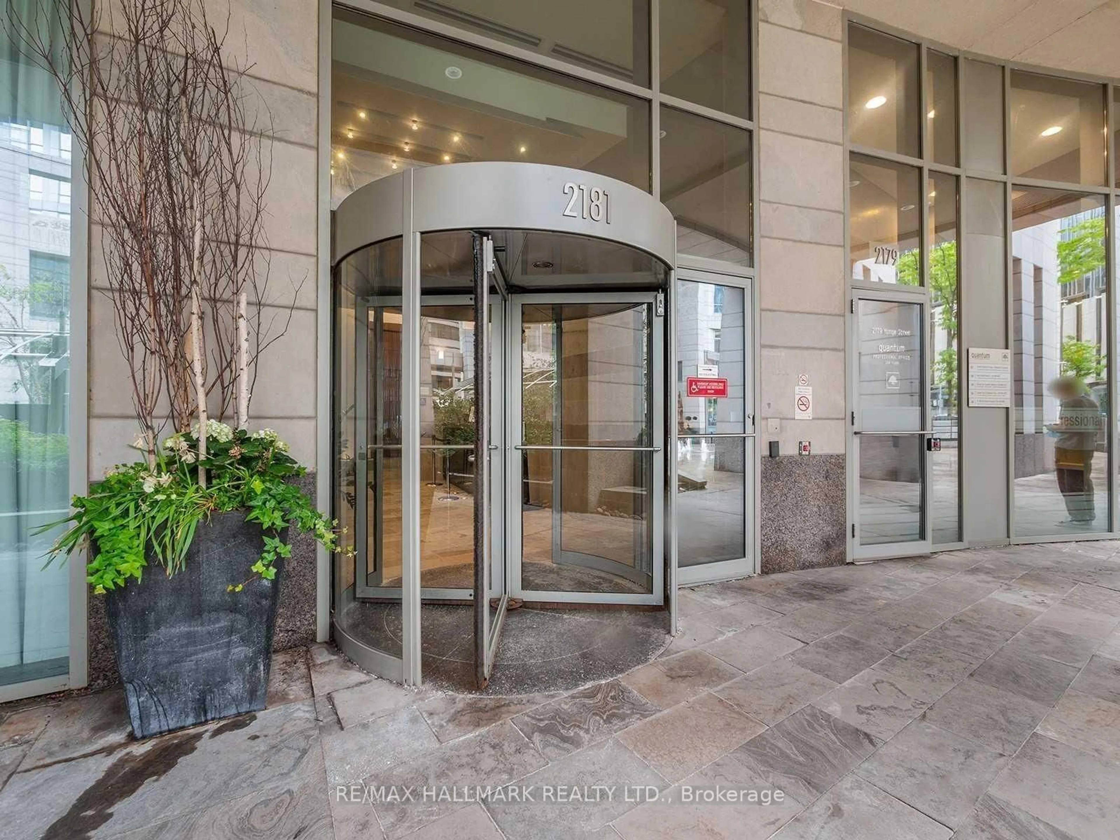 Indoor foyer for 2181 Yonge St #2803, Toronto Ontario M4S 2B1