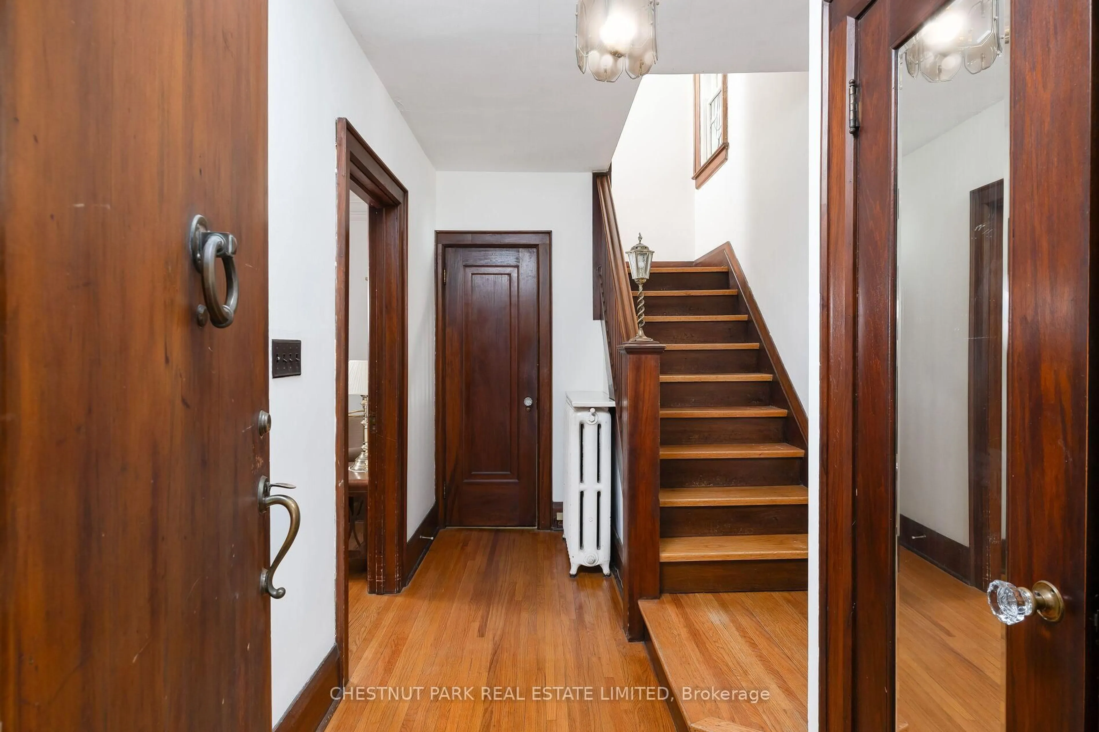 Indoor foyer for 25 Maxwell Ave, Toronto Ontario M5P 2B4