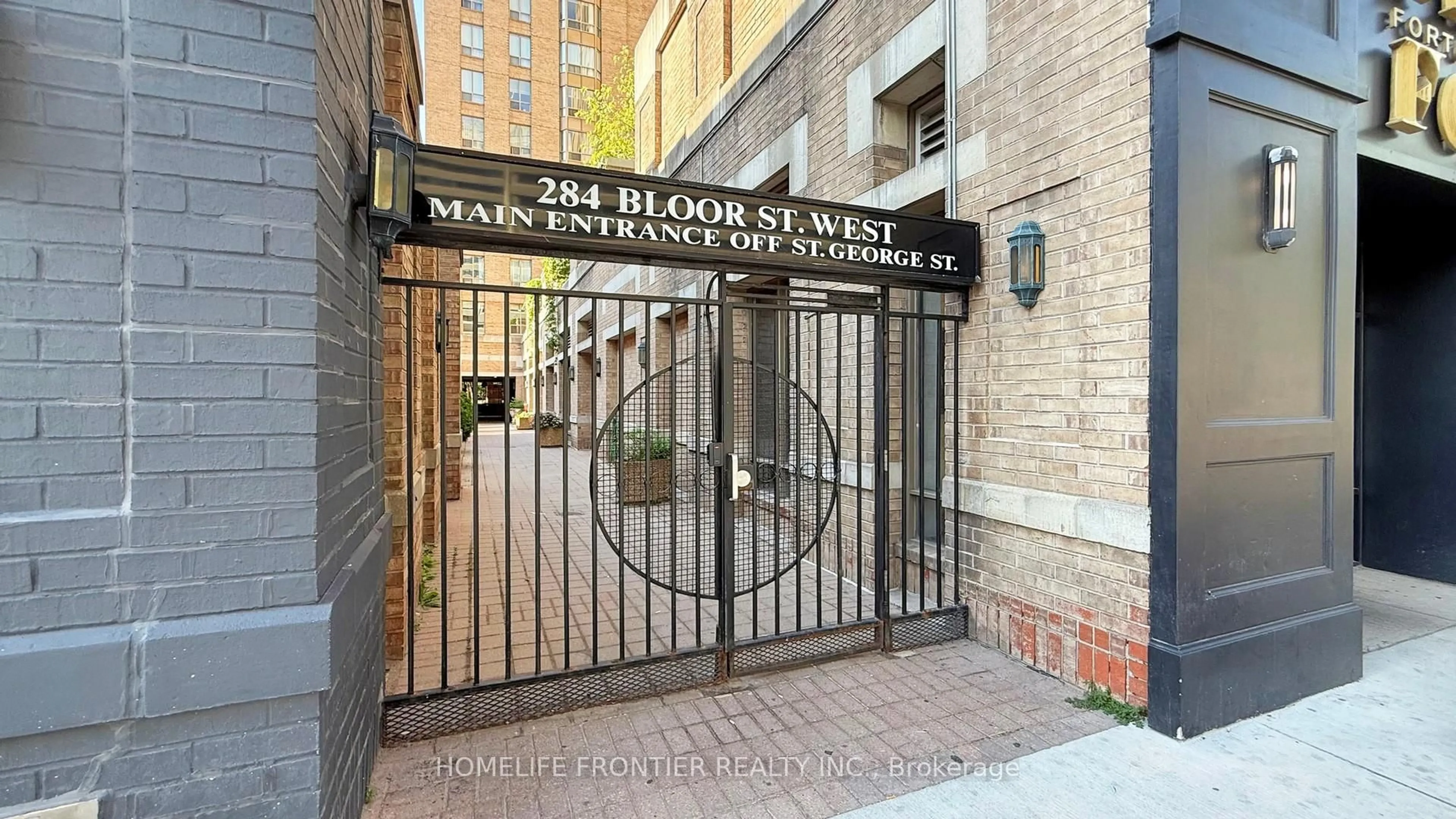 Indoor foyer for 284 Bloor St #806, Toronto Ontario M5S 3B8