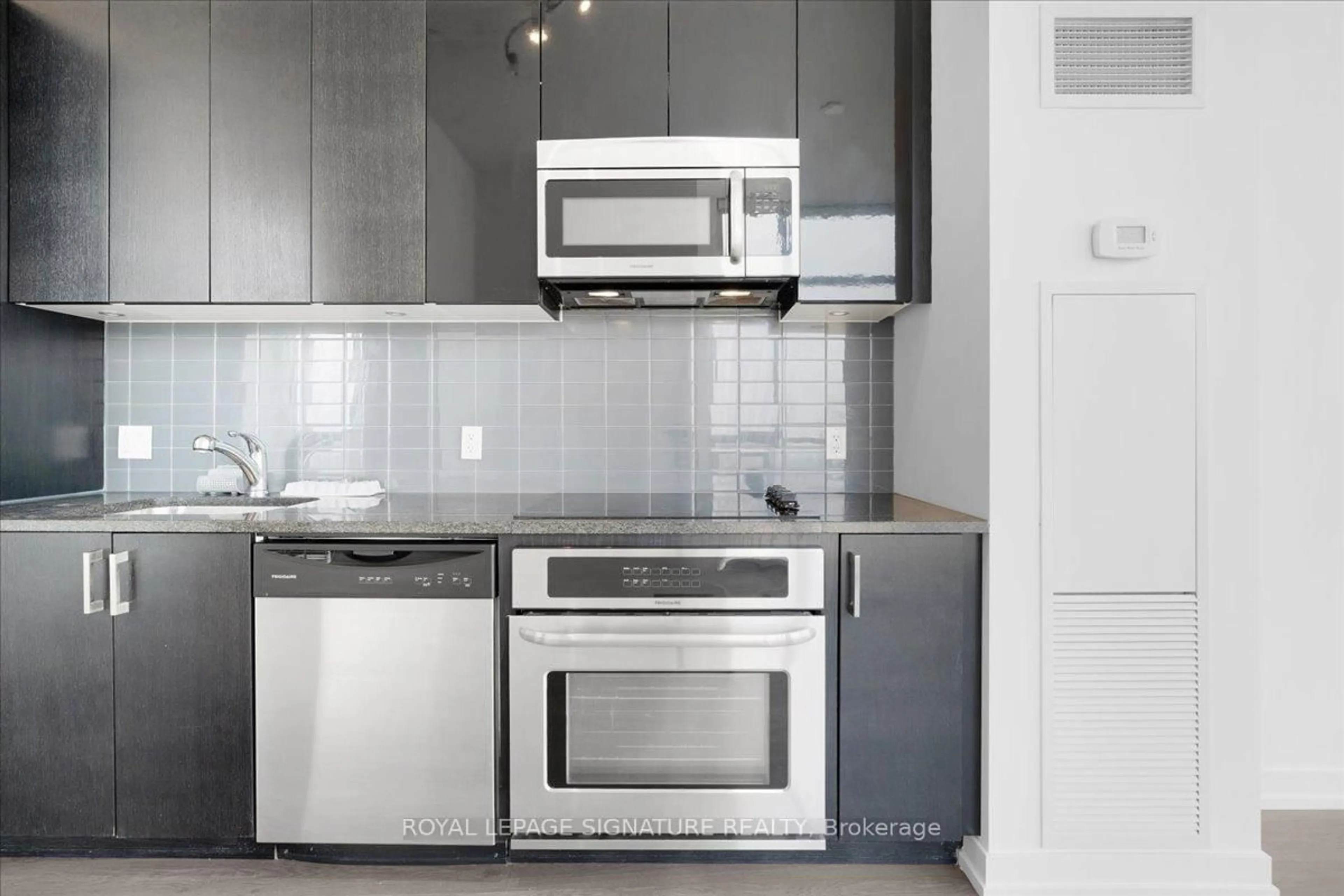 Standard kitchen, unknown for 98 Lillian St #3314, Toronto Ontario M4S 0A5