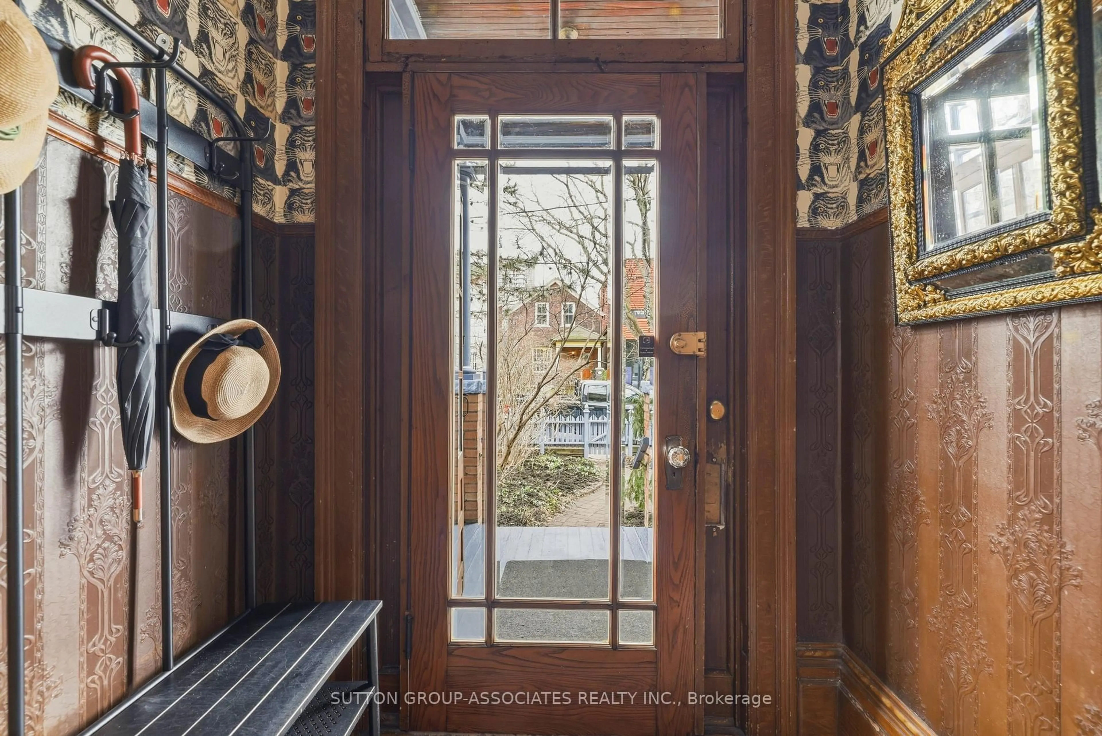 Indoor entryway for 190 Brunswick Ave, Toronto Ontario M5S 2M5