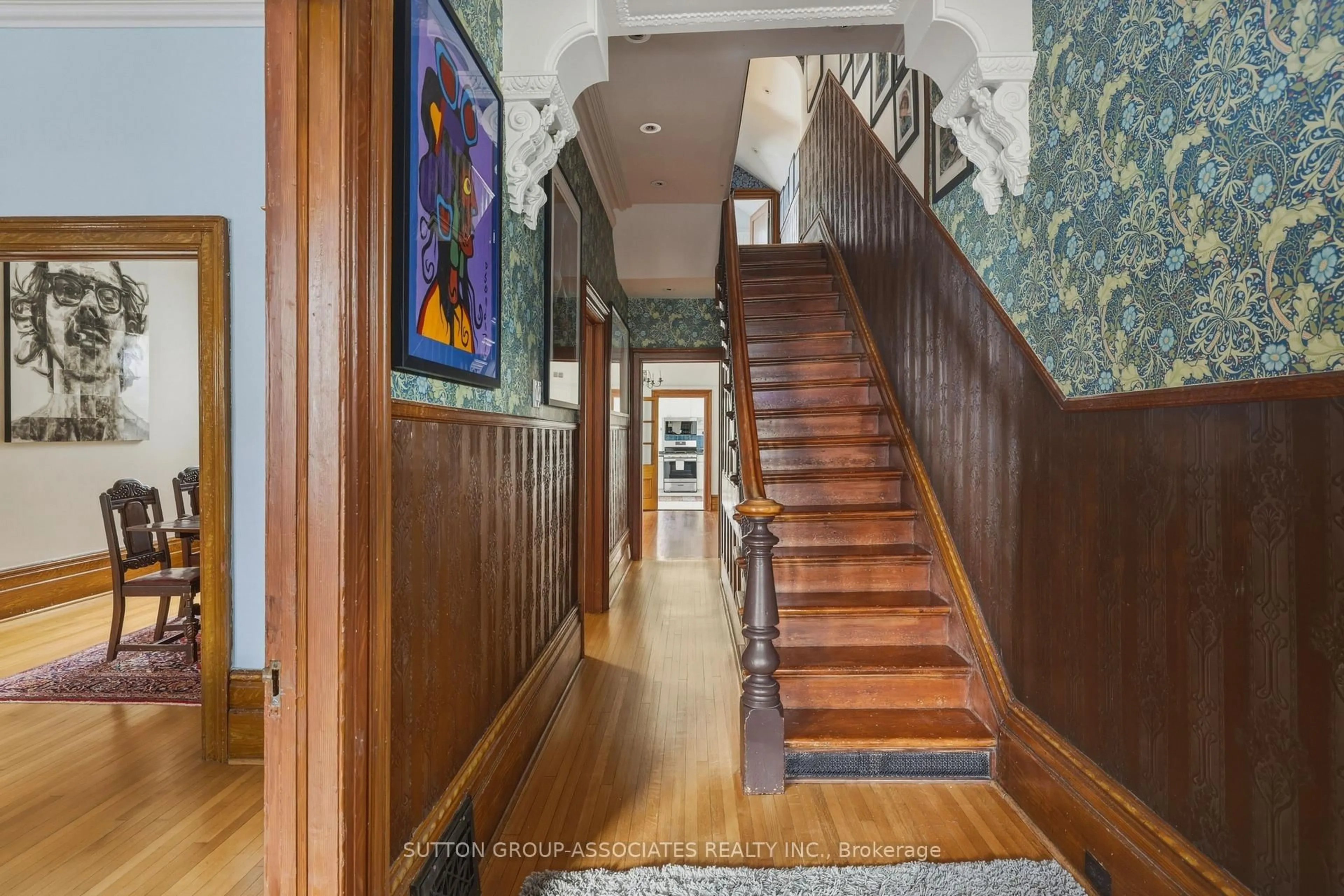 Indoor foyer for 190 Brunswick Ave, Toronto Ontario M5S 2M5
