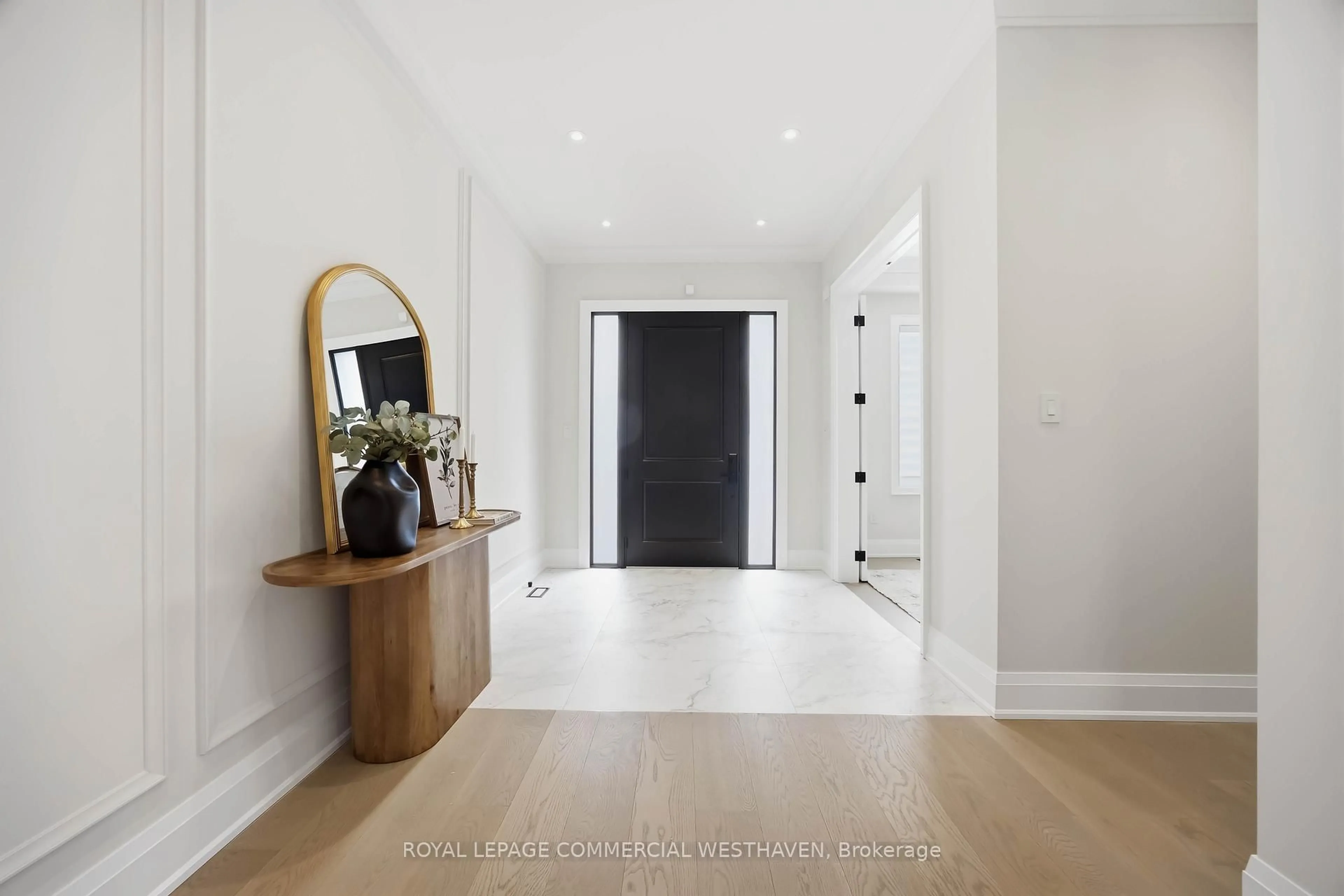 Indoor entryway for 98 Charleswood Dr, Toronto Ontario M3H 1X6