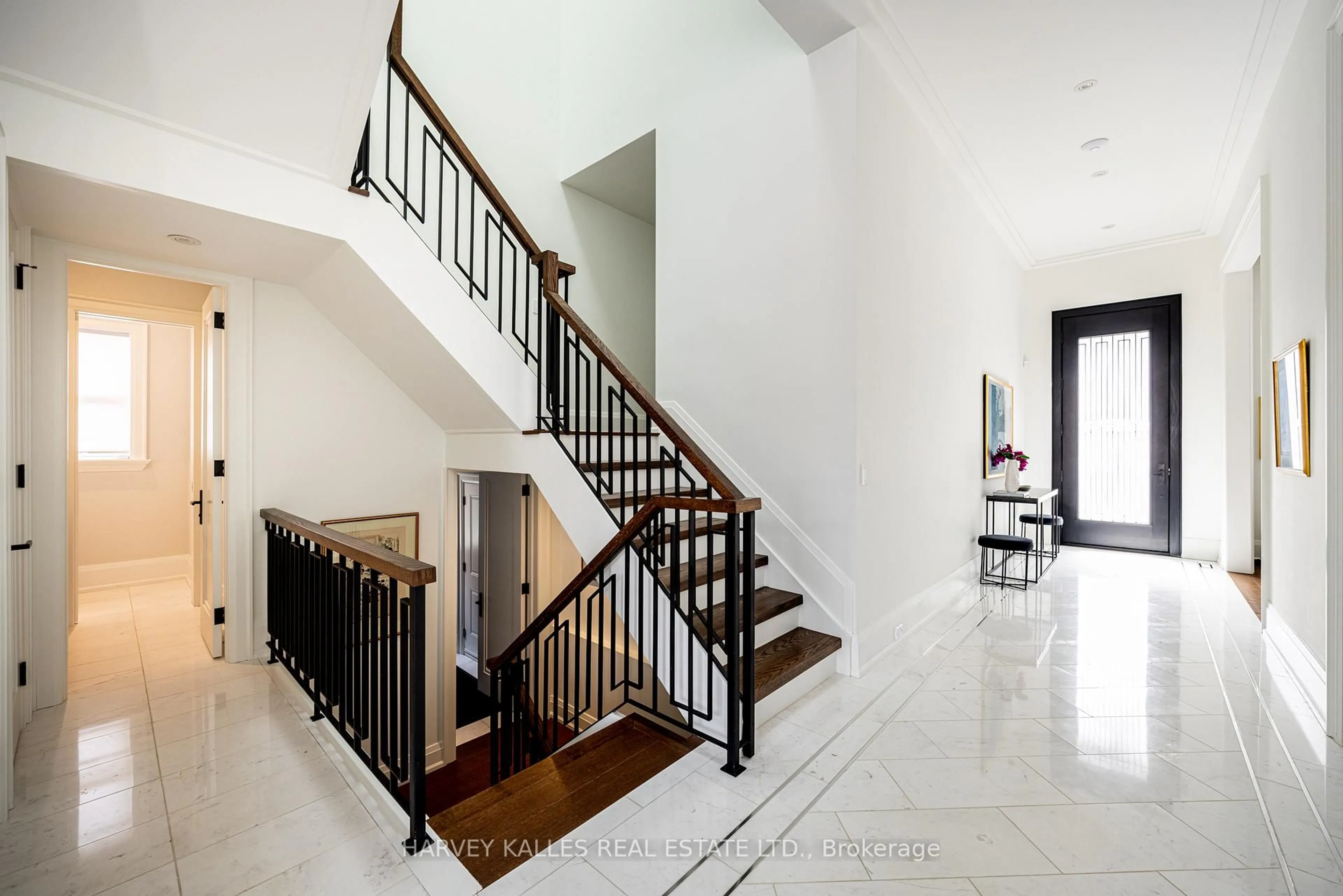 Indoor foyer for 264 Cortleigh Blvd, Toronto Ontario M5N 1P7