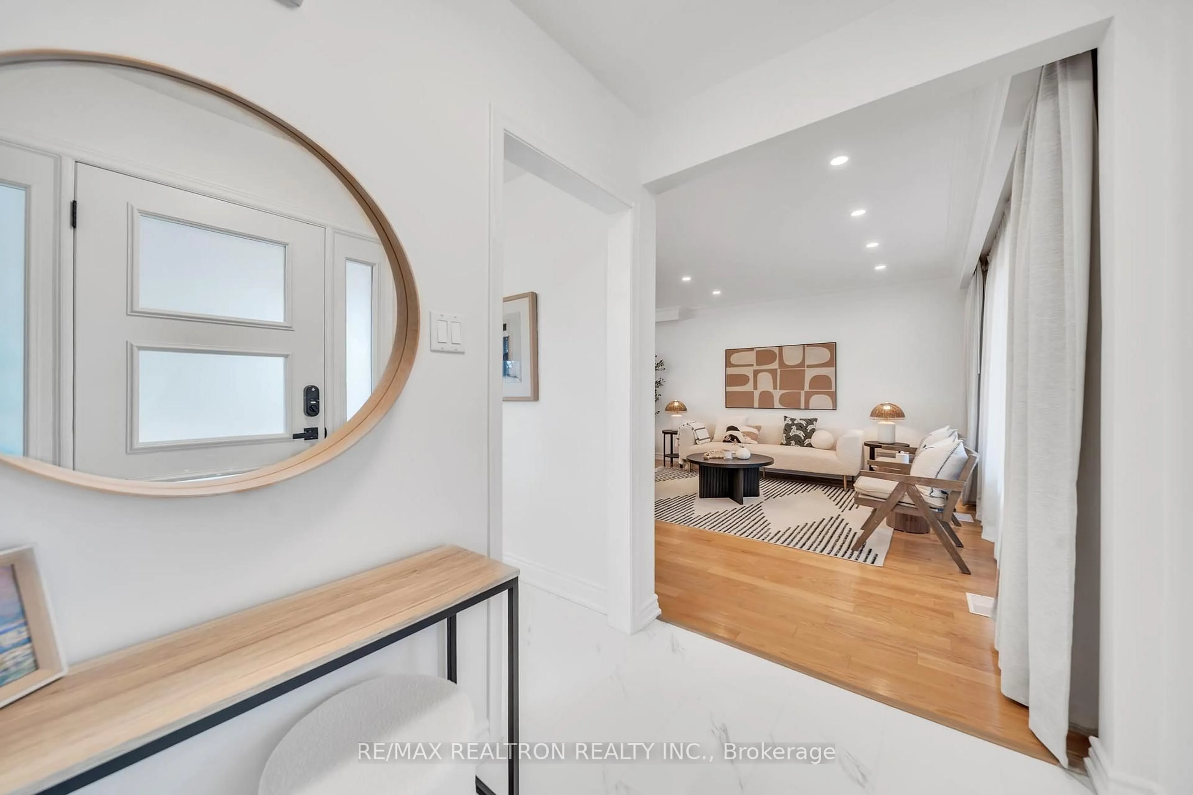 Indoor entryway for 109 Brian Dr, Toronto Ontario M2J 3Y6