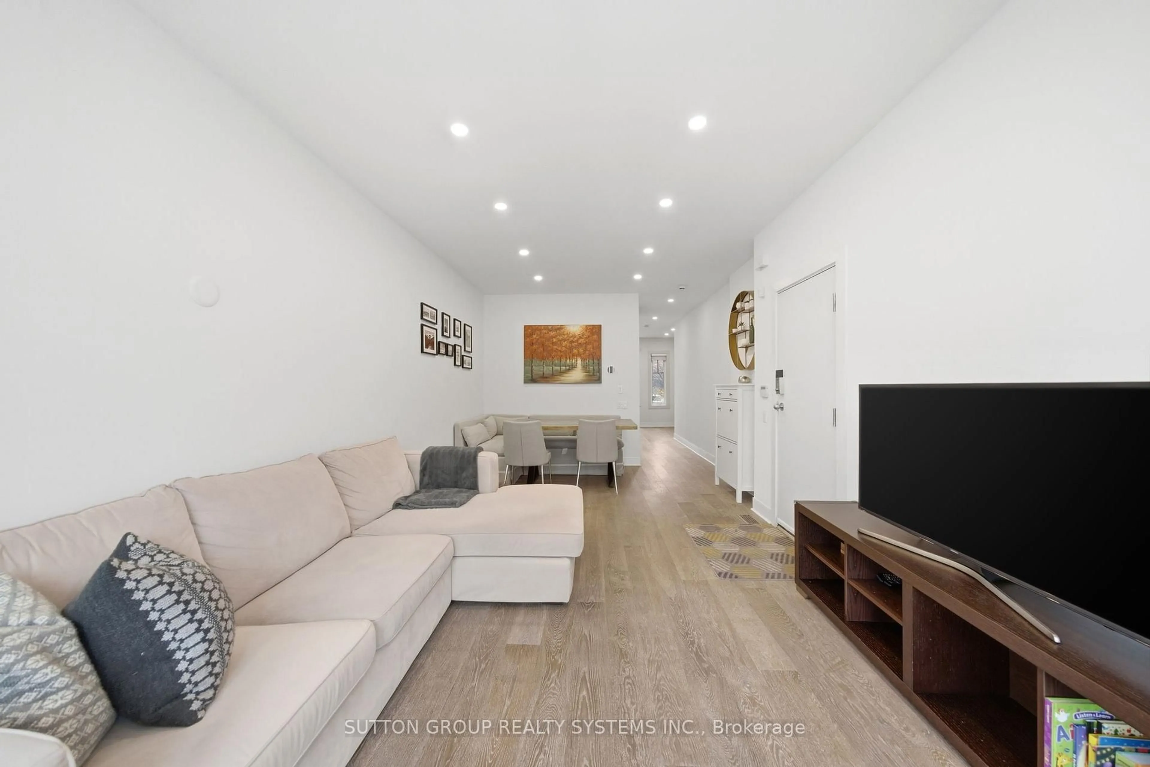 Living room with furniture, unknown for 99A Walmer Rd, Toronto Ontario M5R 2X6