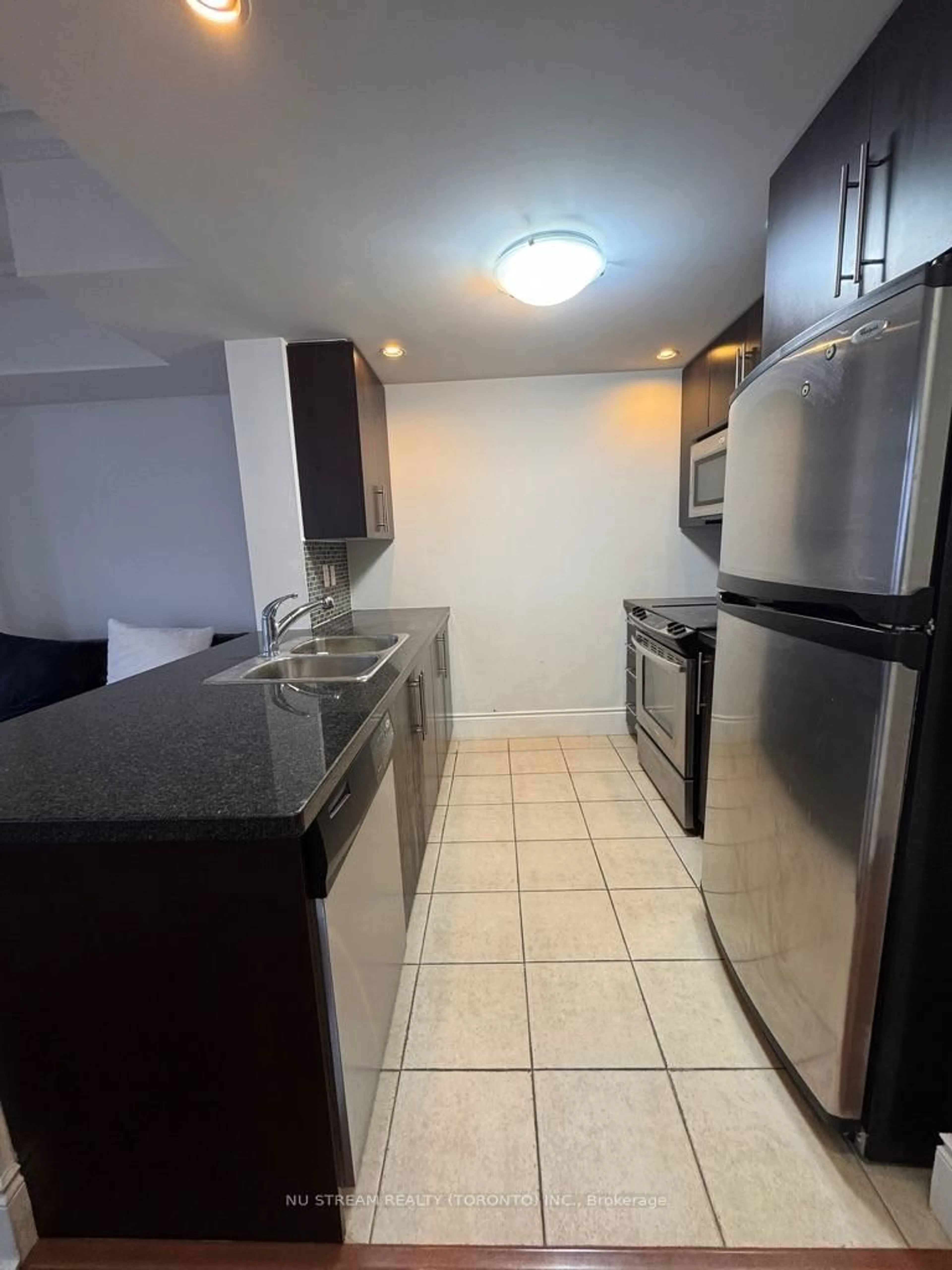 Standard kitchen, unknown for 500 Doris Ave #1519, Toronto Ontario M2N 0C1