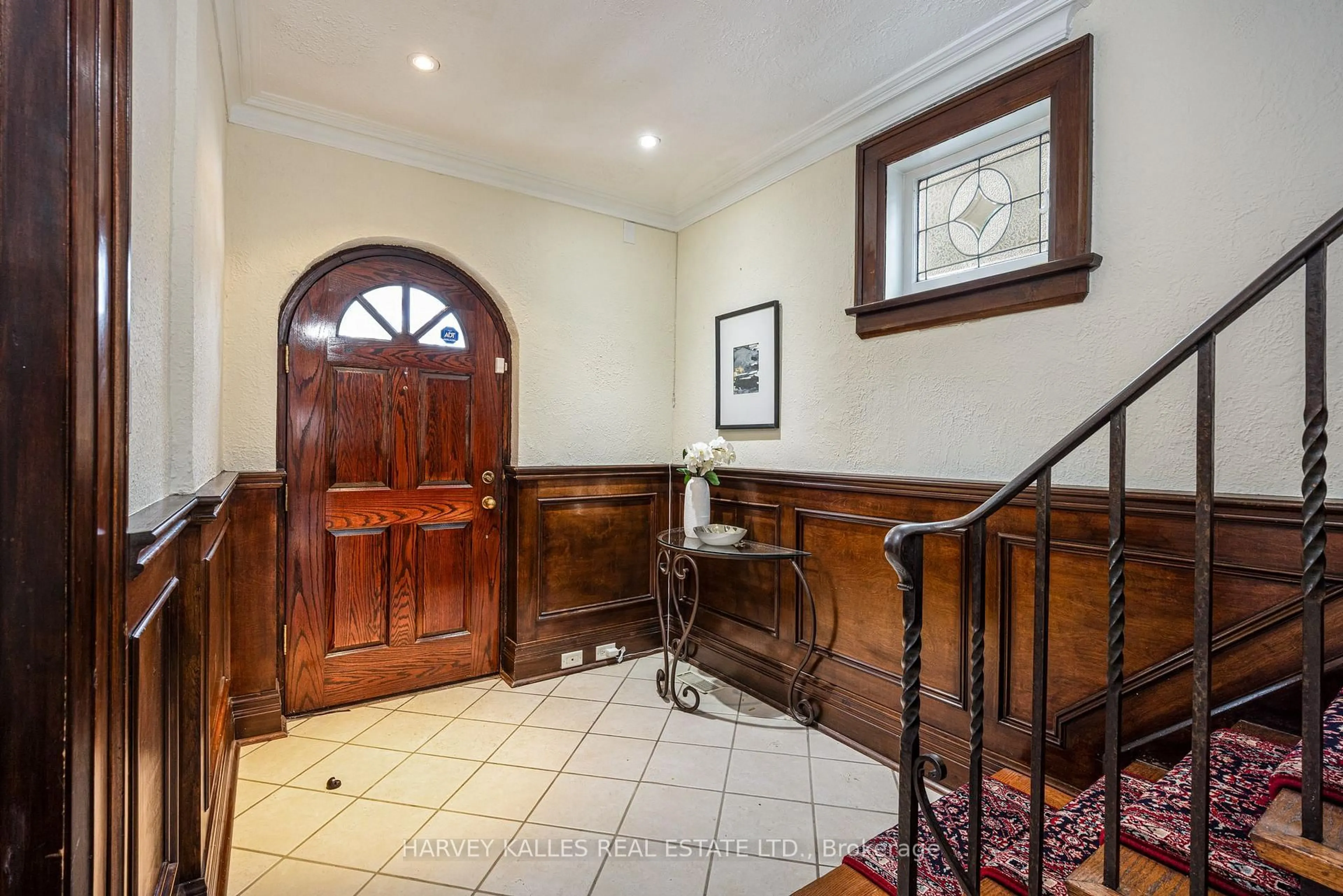 Indoor foyer for 34 Tarlton Rd, Toronto Ontario M5P 2M4