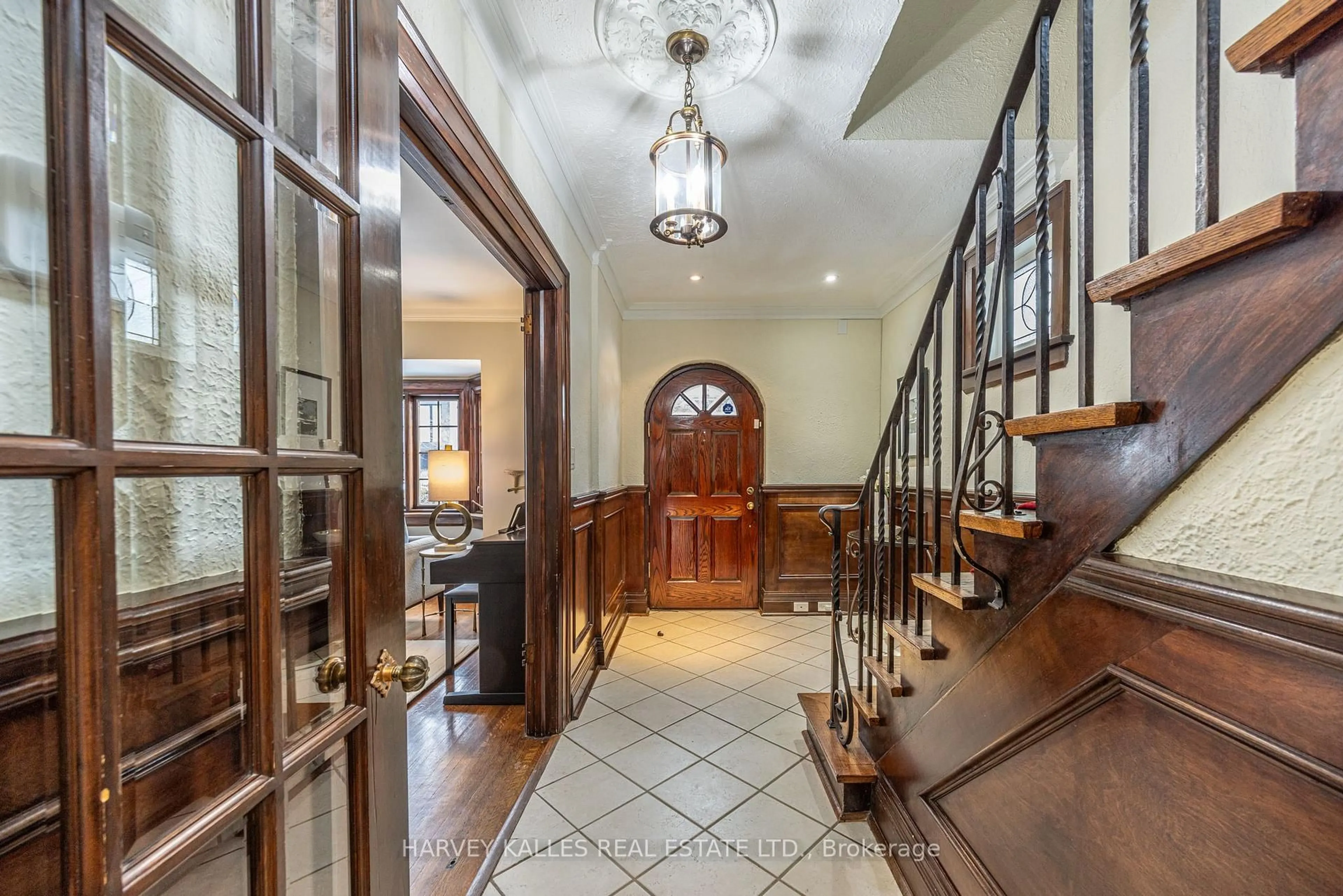 Indoor foyer for 34 Tarlton Rd, Toronto Ontario M5P 2M4